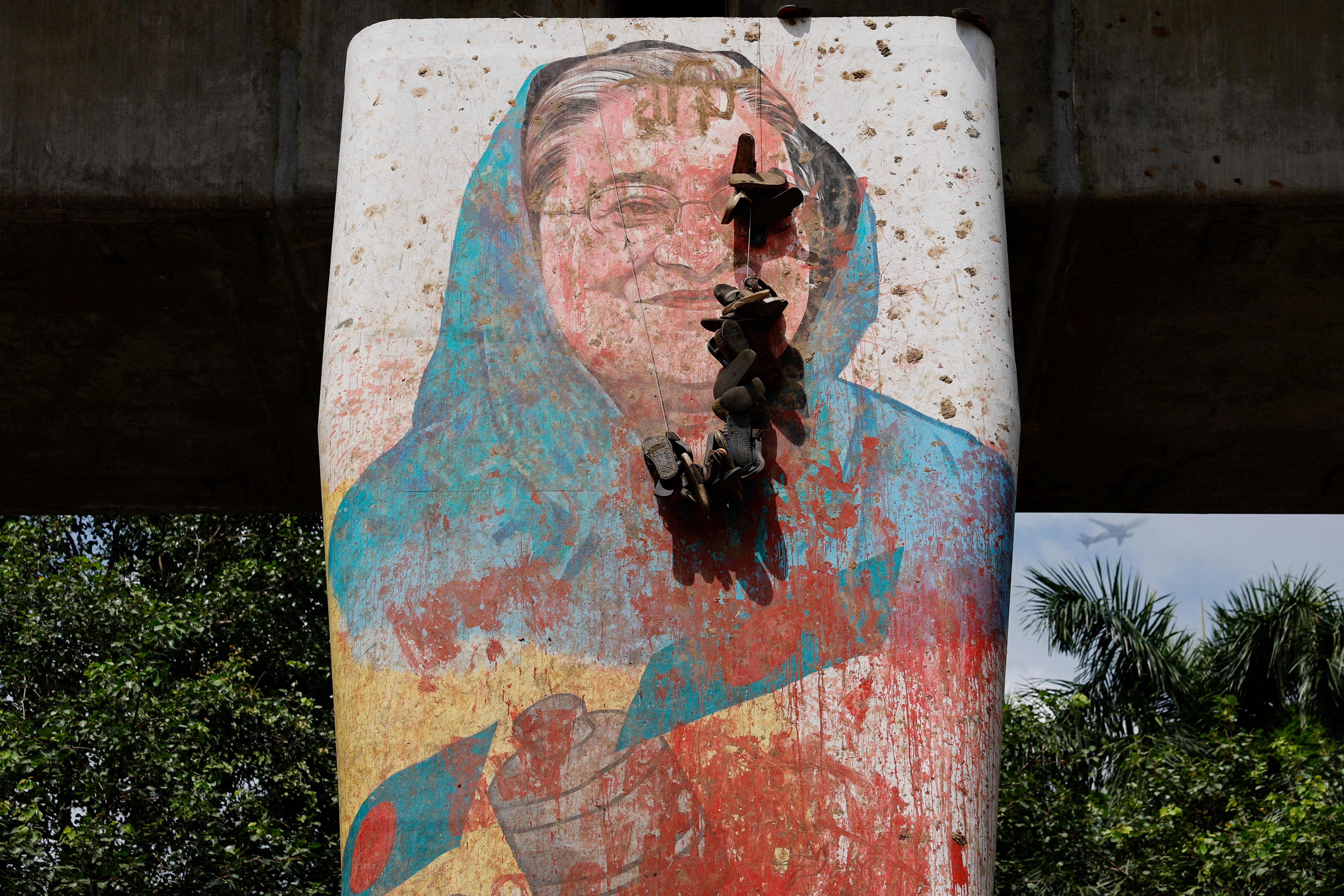 FILE PHOTO: A view shows a mural of Bangladeshi Prime Minister Sheikh Hasina vandalised by protesters, a day after her resignation, in Dhaka, Bangladesh, August 6, 2024. REUTERS/Mohammad Ponir Hossain/File Photo