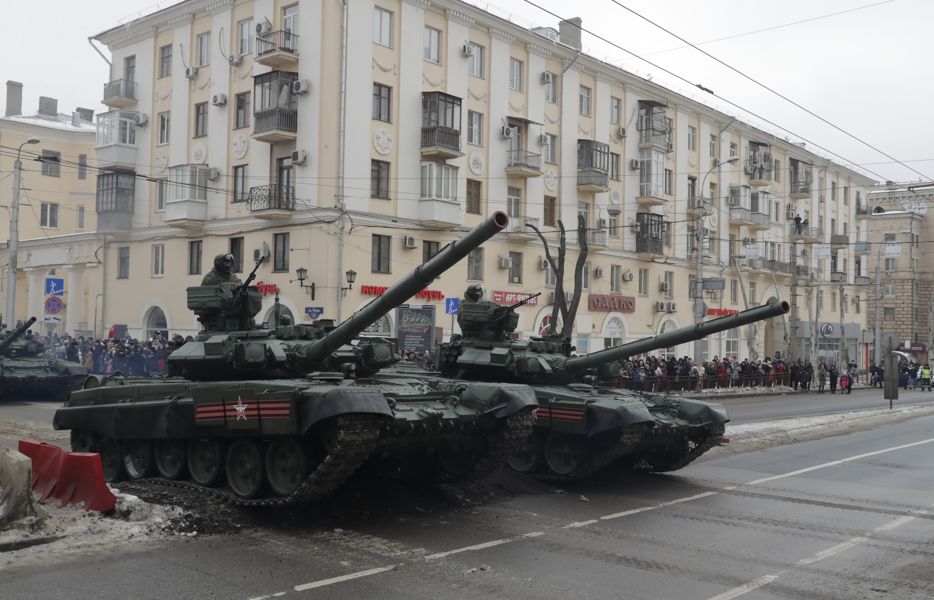 Russian T-90 tanks drive during the military parade to commemorate the 75th anniversary of the battle of Stalingrad in World War Two, in the city of Volgograd, Russia February 2, 2018. REUTERS/Tatyana Maleyeva