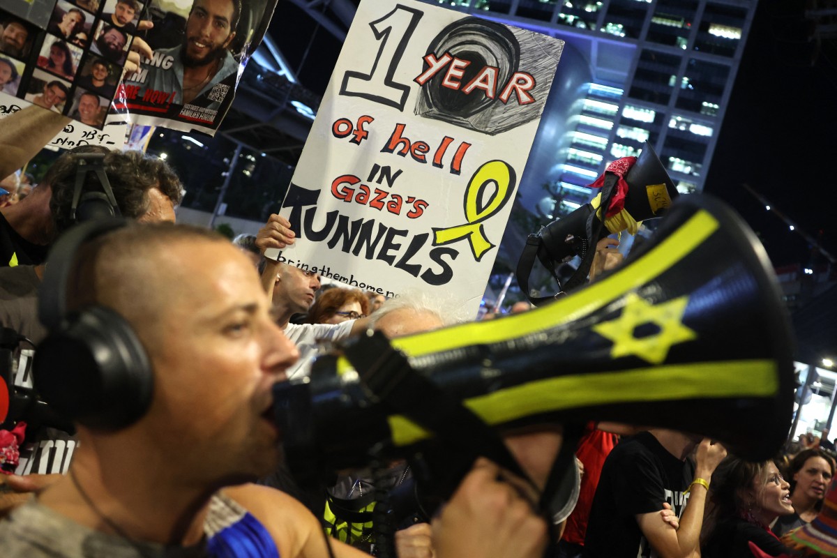 Israelis chant during an antigovernment protest calling for the release of Israeli captives in front of the Israeli Ministry of Defence in Tel Aviv on September 28, 2024