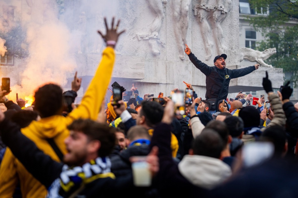 epa11707484 Maccabi Tel Aviv supporters gather at De Dam in Amsterdam ahead of the UEFA Europa League match between Ajax and Maccabi Tel Aviv in Amsterdam, Netherlands, 07 November 2024. EPA-EFE/JEROEN JUMELET