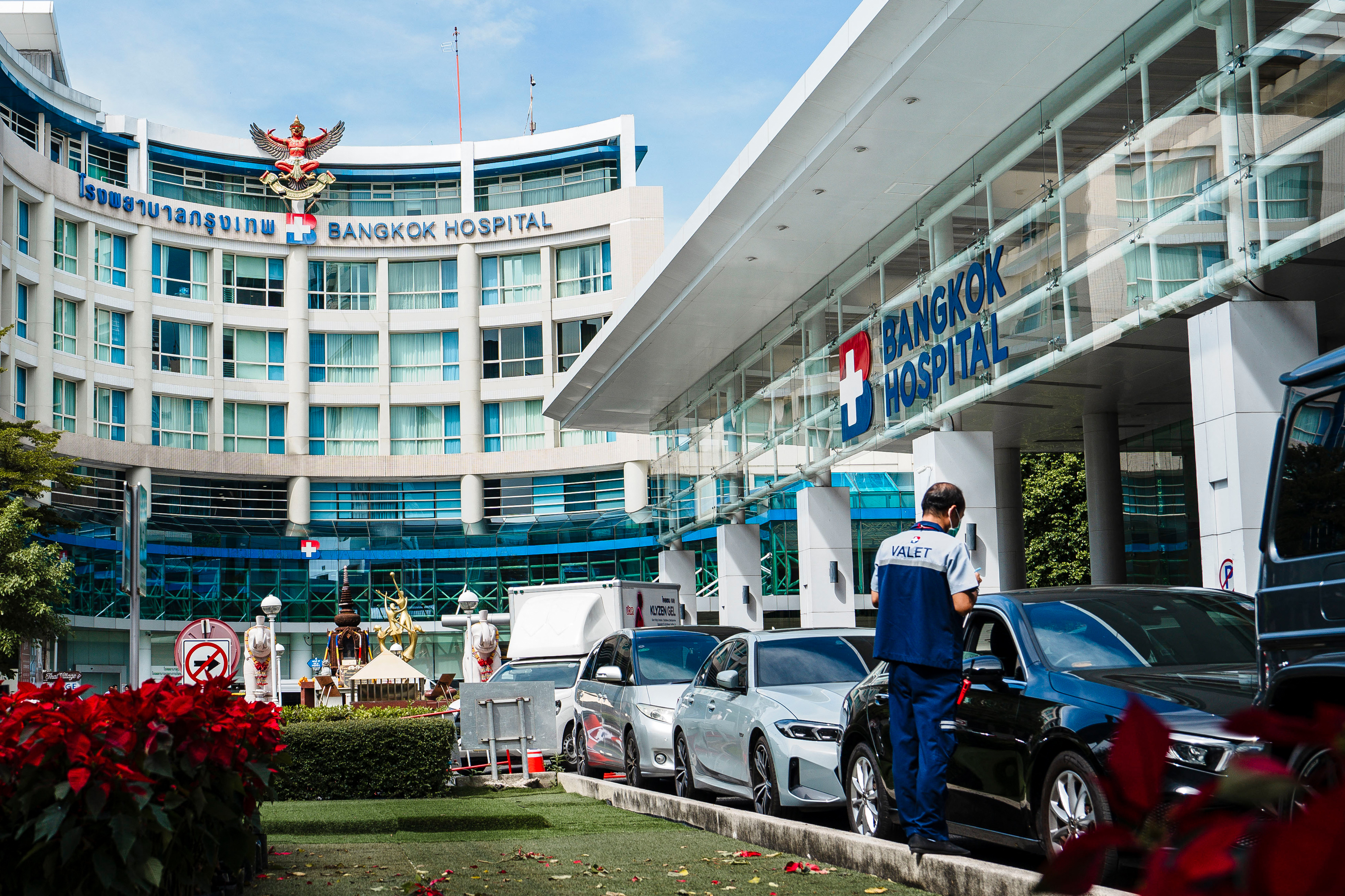 Vehicles line up in front of the Bangkok Hospital in Bangkok on November 21, 2024. A young Australian woman has died and another is fighting for her life in hospital in Bangkok on November 21, 2024 after a suspected mass methanol poisoning in Laos, Australia's prime minister said. (Photo by Chanakarn Laosarakham / AFP)