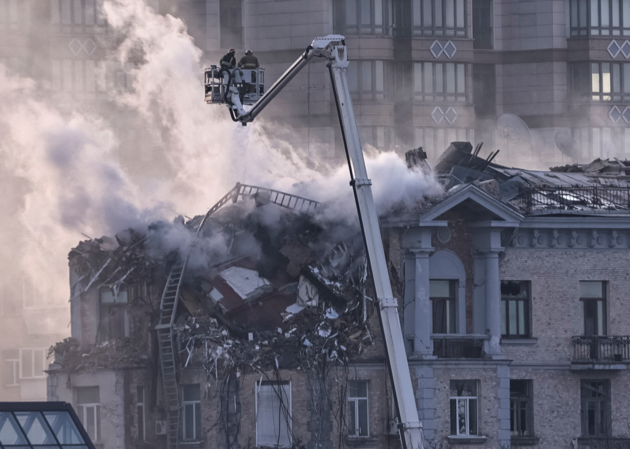 Firefighters work at a site of a building damaged during a Russian drone strike, amid Russia's attack on Ukraine, in central Kyiv, Ukraine January 1, 2025. REUTERS/Yan Dobronosov