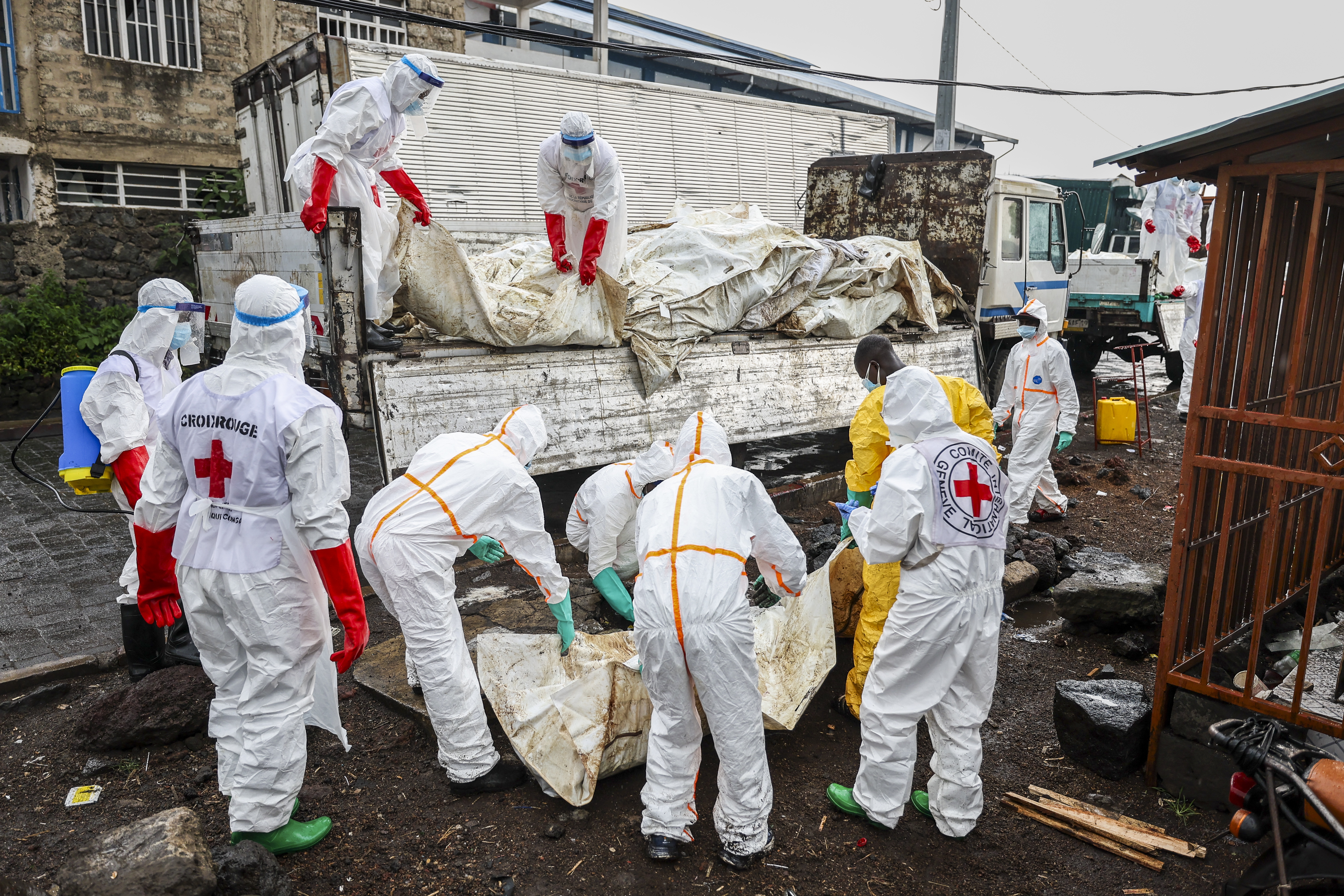 Goma residents race to bury 2,000 bodies from conflict