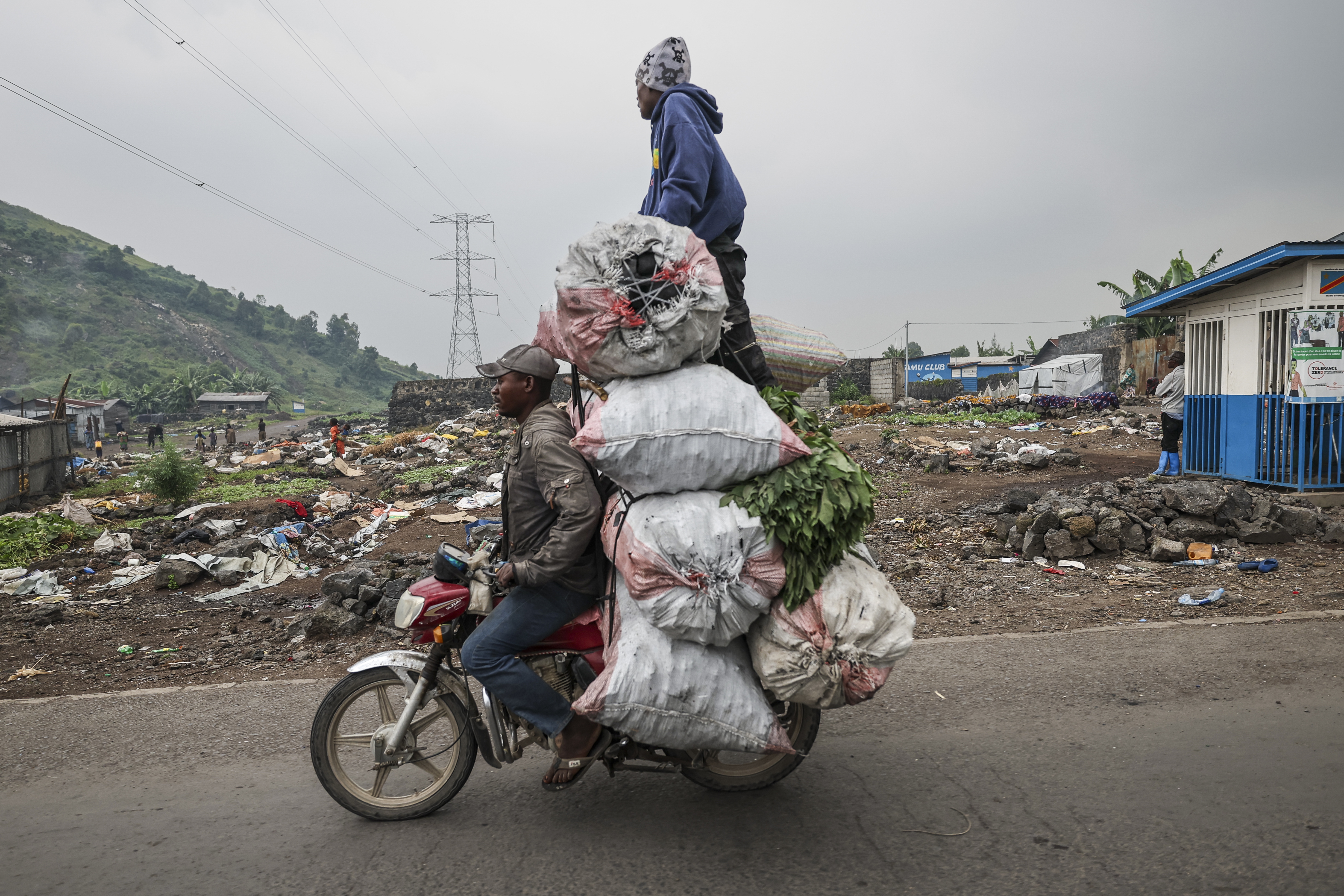 Goma residents race to bury 2,000 bodies from conflict
