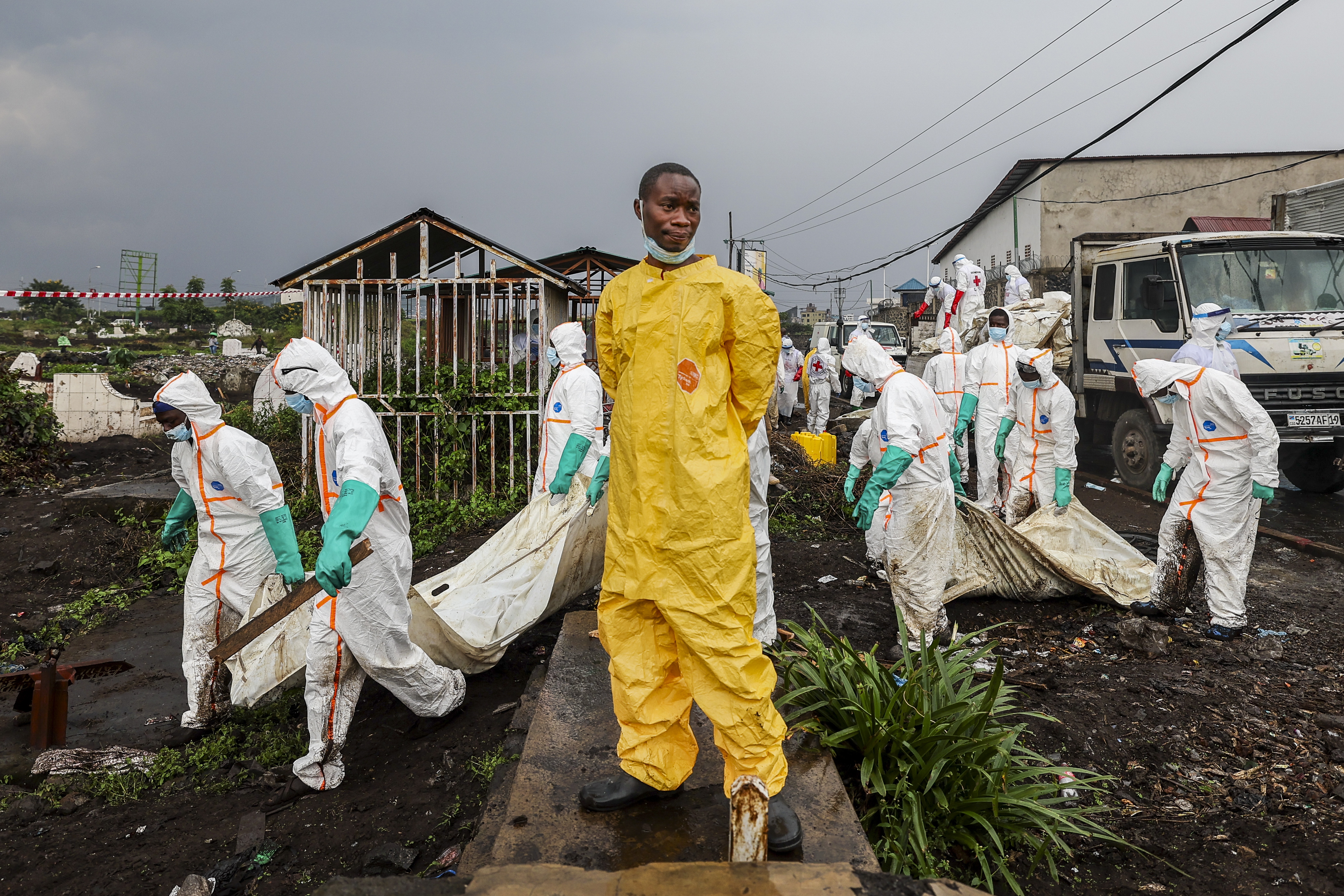 Goma residents race to bury 2,000 bodies from conflict