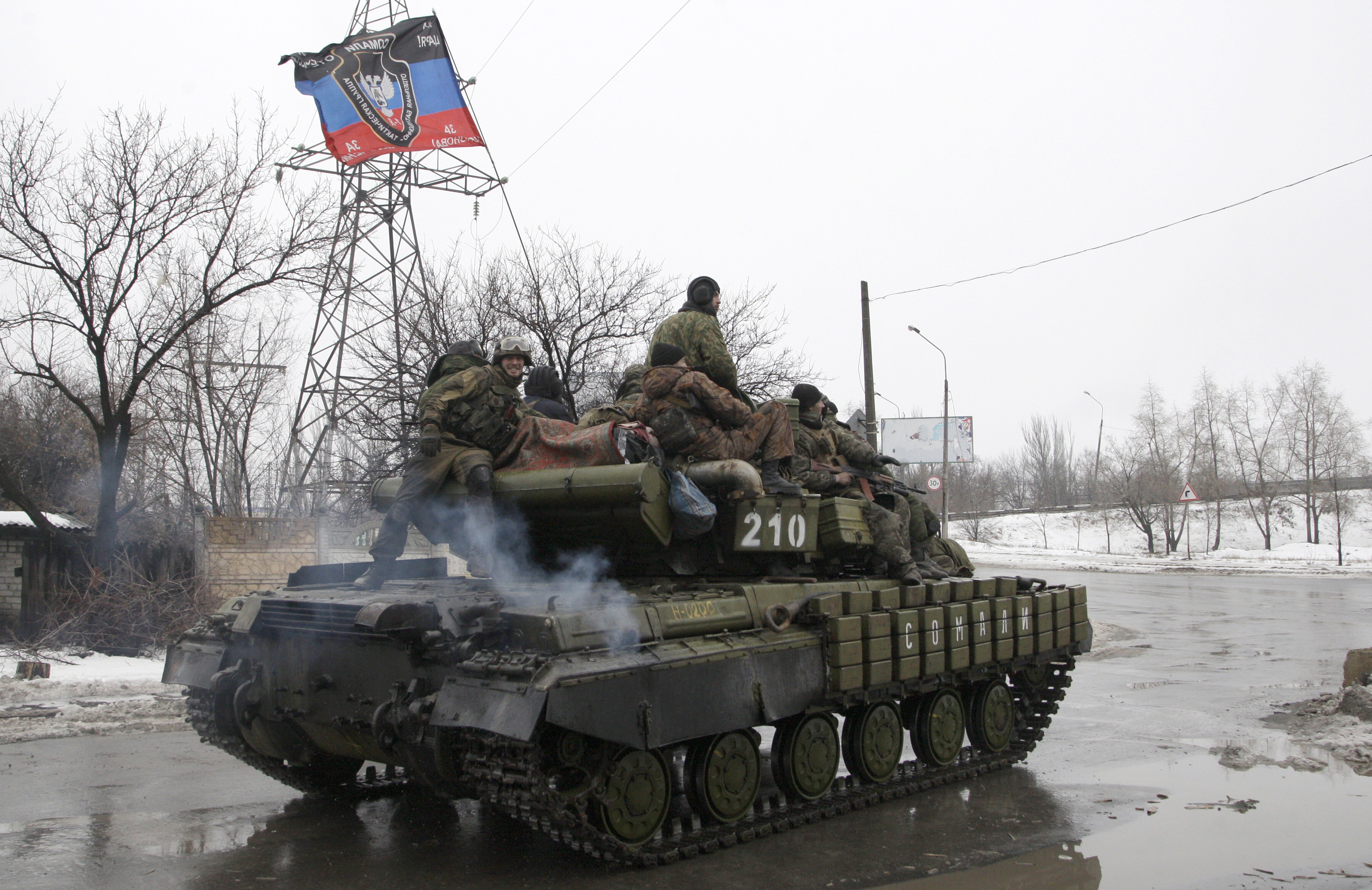 Members of the armed forces of the separatist self-proclaimed Donetsk People's Republic drive an armoured vehicle on the outskirts of Donetsk January 22, 2015. REUTERS/Alexander Ermochenko (UKRAINE - Tags: CIVIL UNREST MILITARY POLITICS CONFLICT)