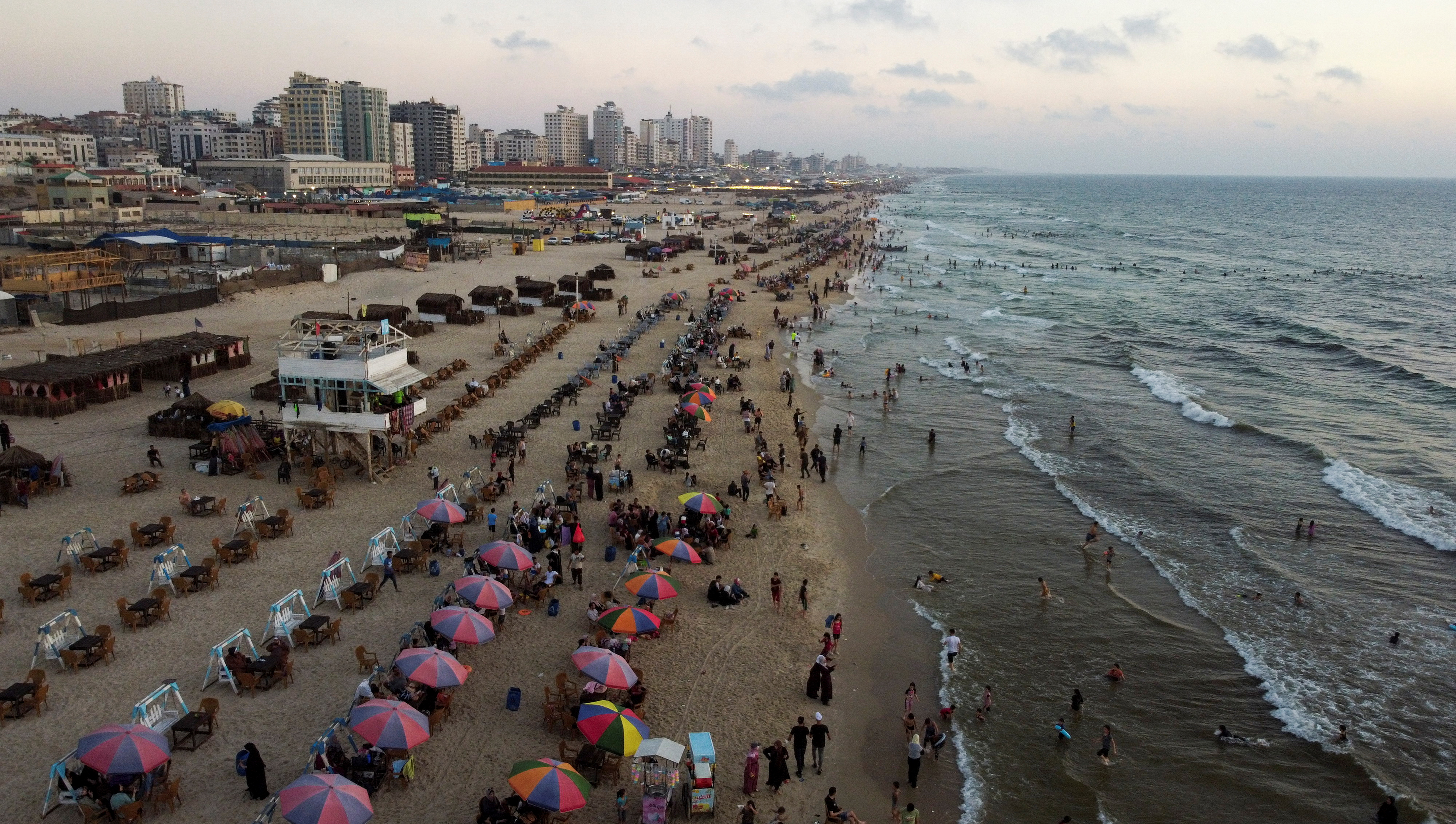 Palestinians enjoy the beach on a hot day in Gaza City, July 17, 2023. REUTERS/Mohammed Salem