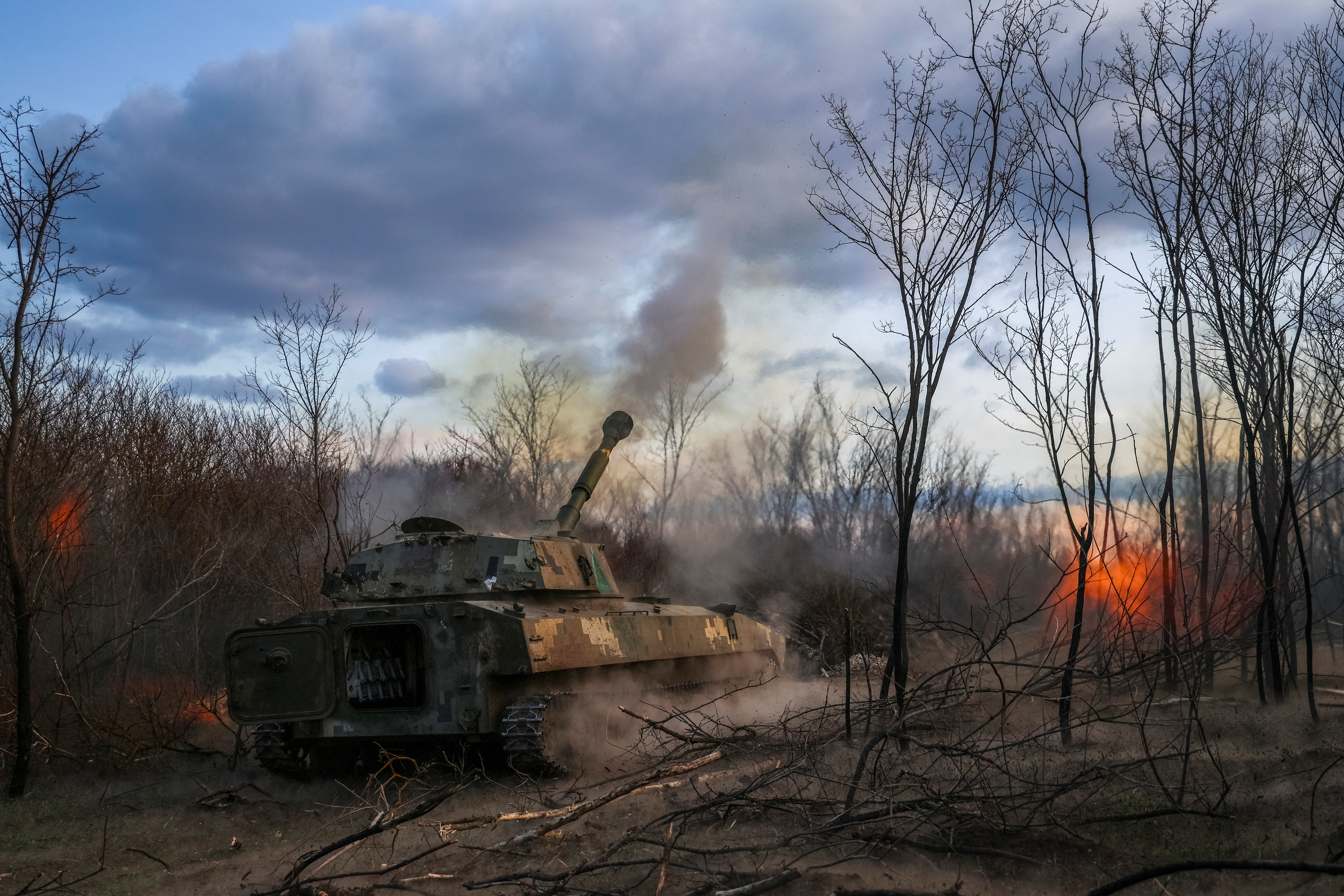 Servicemen of 39th Separate Coastal Defence Brigade of the Ukrainian Armed Forces fires a 2S1 Gvozdika self-propelled howitzer towards Russian troops in a front line, amid Russia's attack on Ukraine, in Kherson region, Ukraine March 23, 2025. REUTERS/Ivan Antypenko