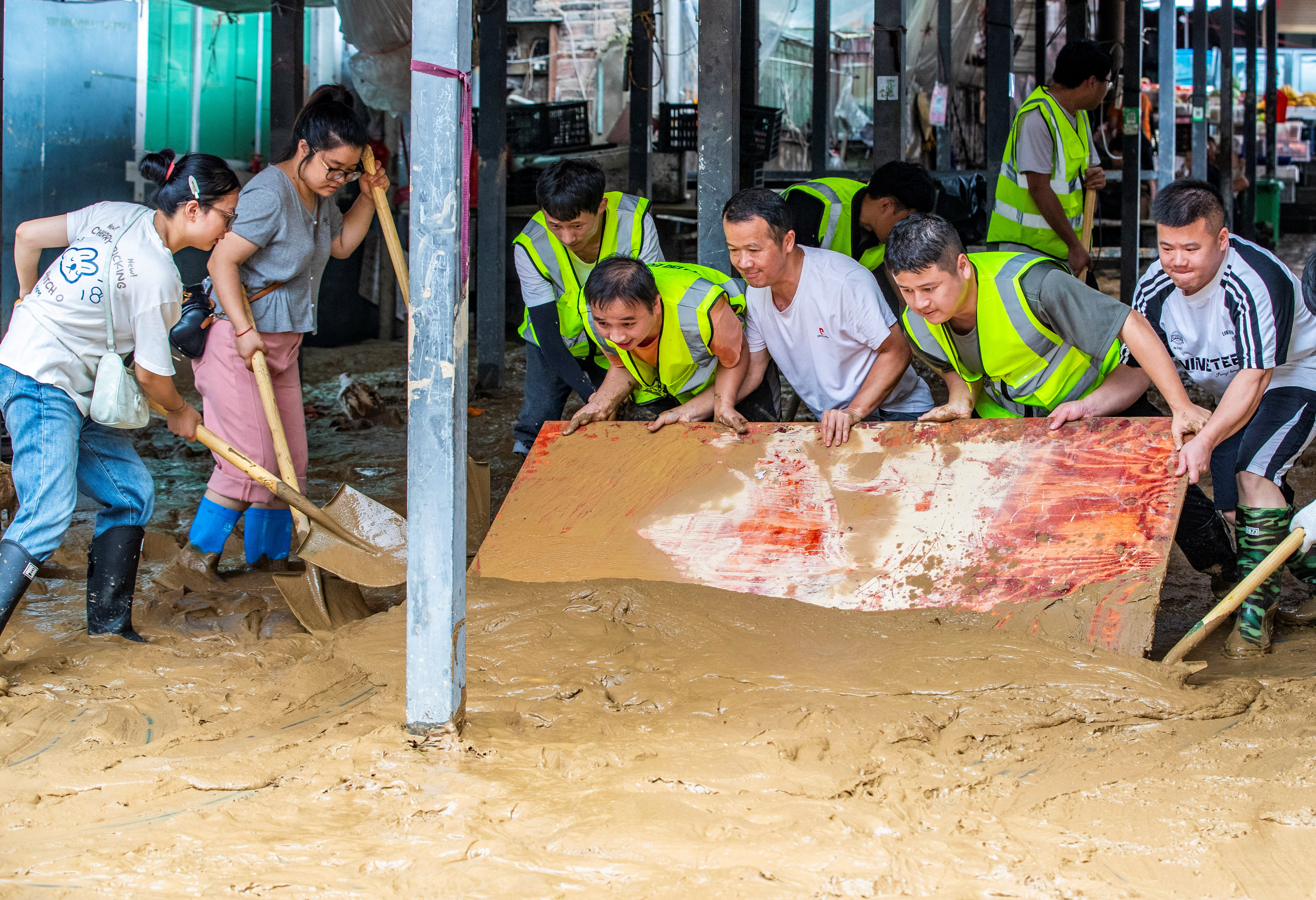 China floods leave six dead and thousands displaced
