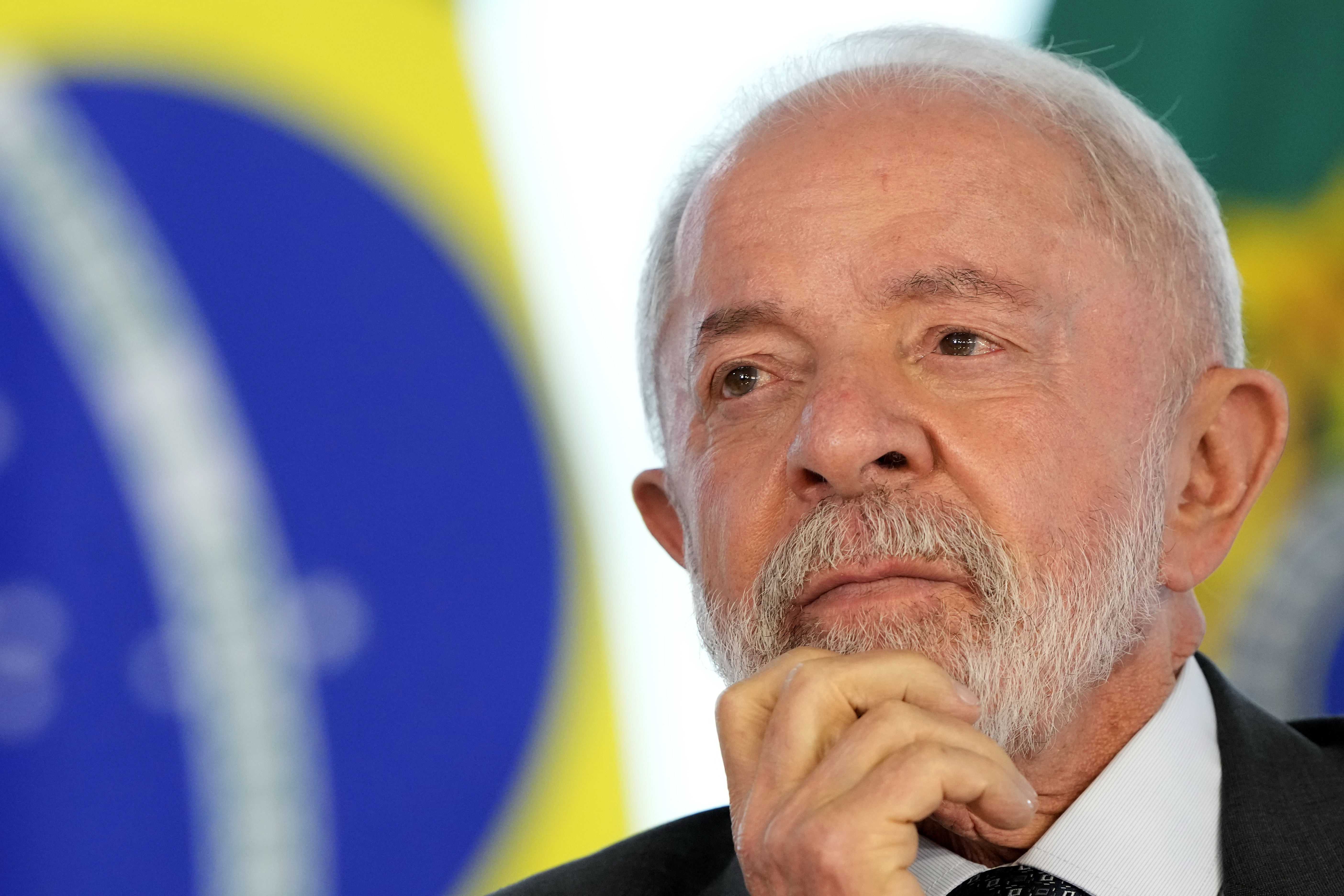 Lula da Silva in front of a Brazilian flag
