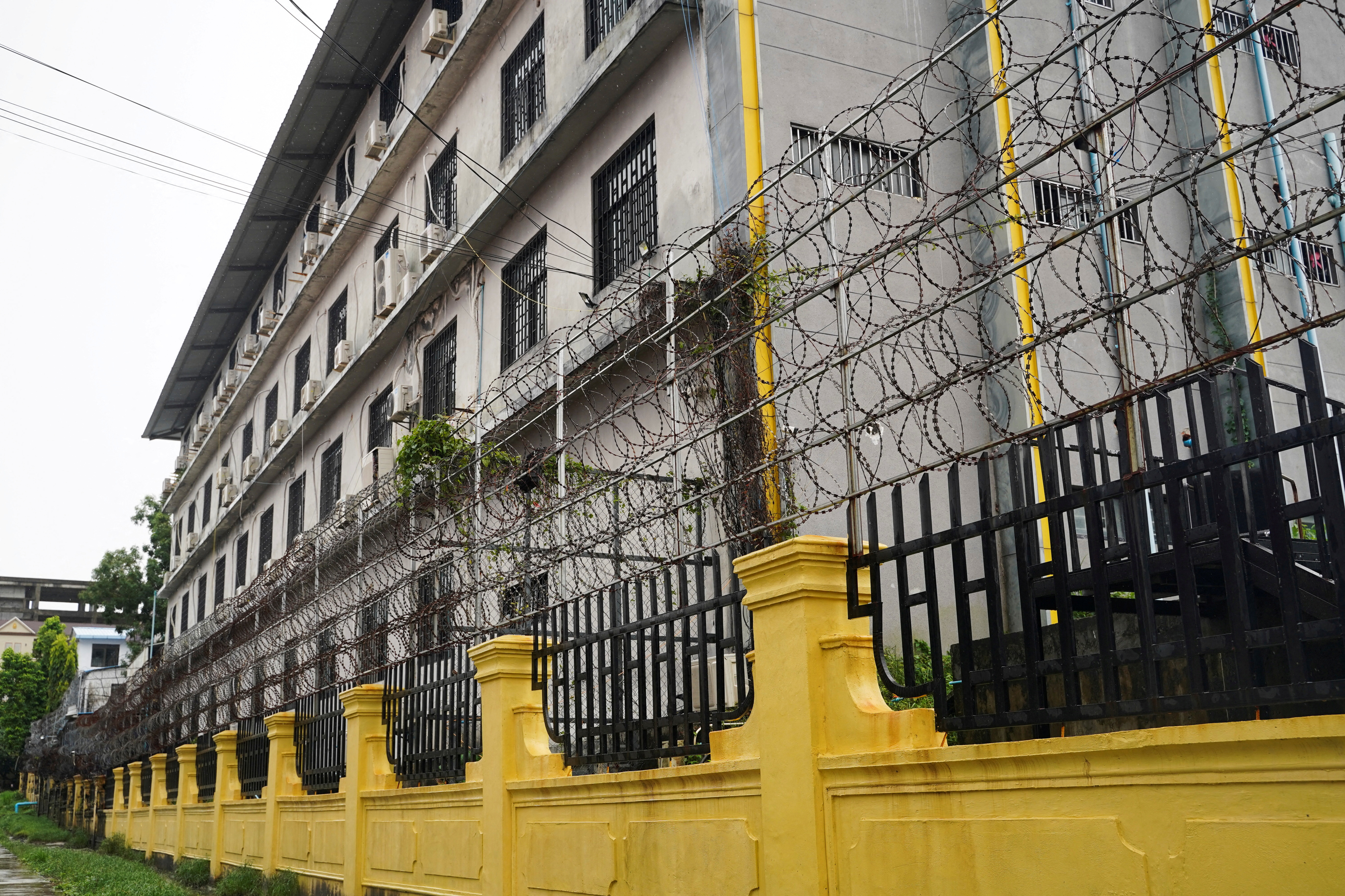 Barbed wire fences are seen outside a shuttered Great Wall Park compound where Cambodian authorities said they had recovered evidence of human trafficking, kidnapping and torture during raids on suspected cybercrime compounds in the coastal city of Sihanoukville, Cambodia September 21, 2022. [File photo: Cindy Liu/Reuters]