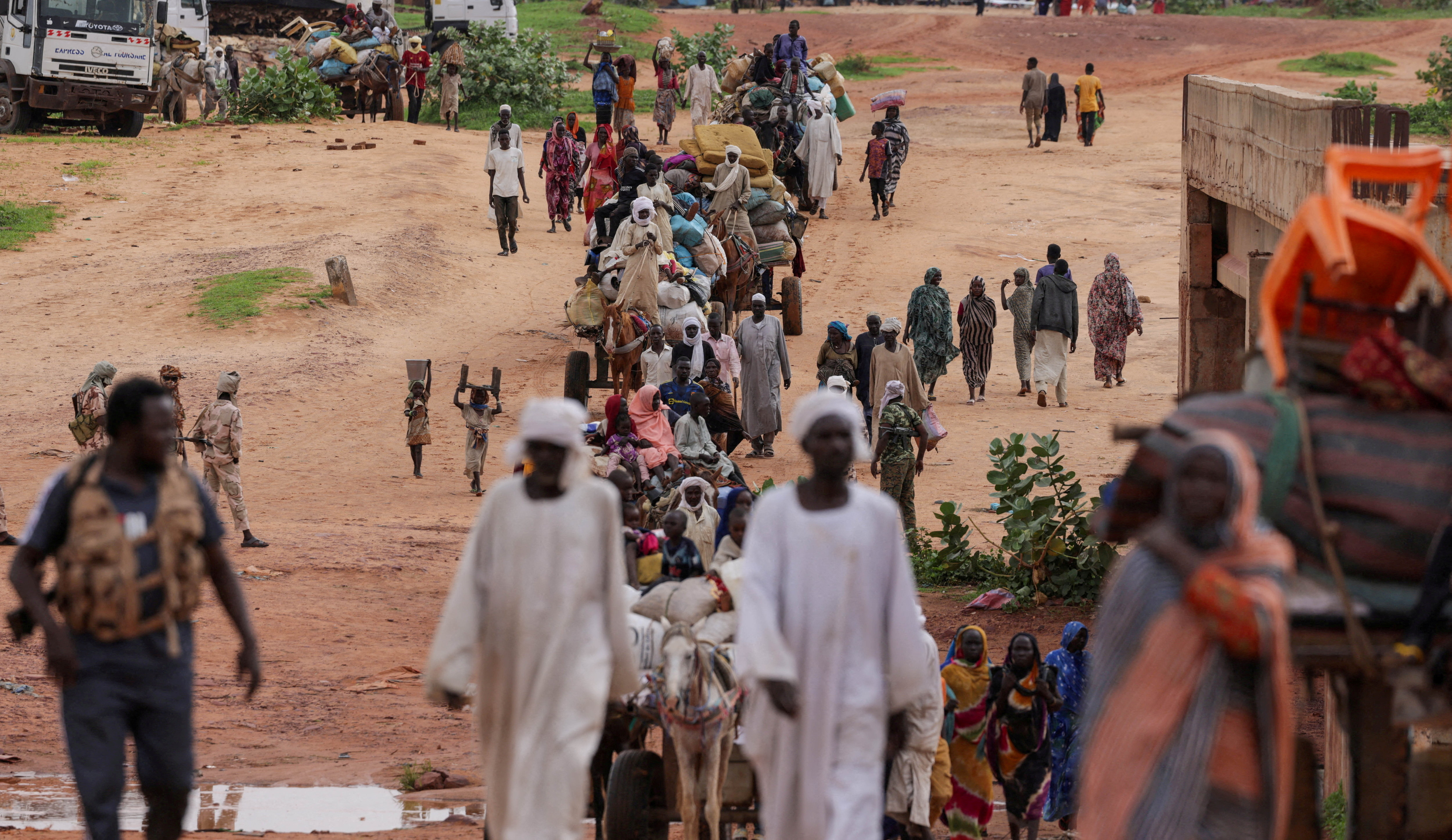Displaced Sudanese people crossing the border into Chad