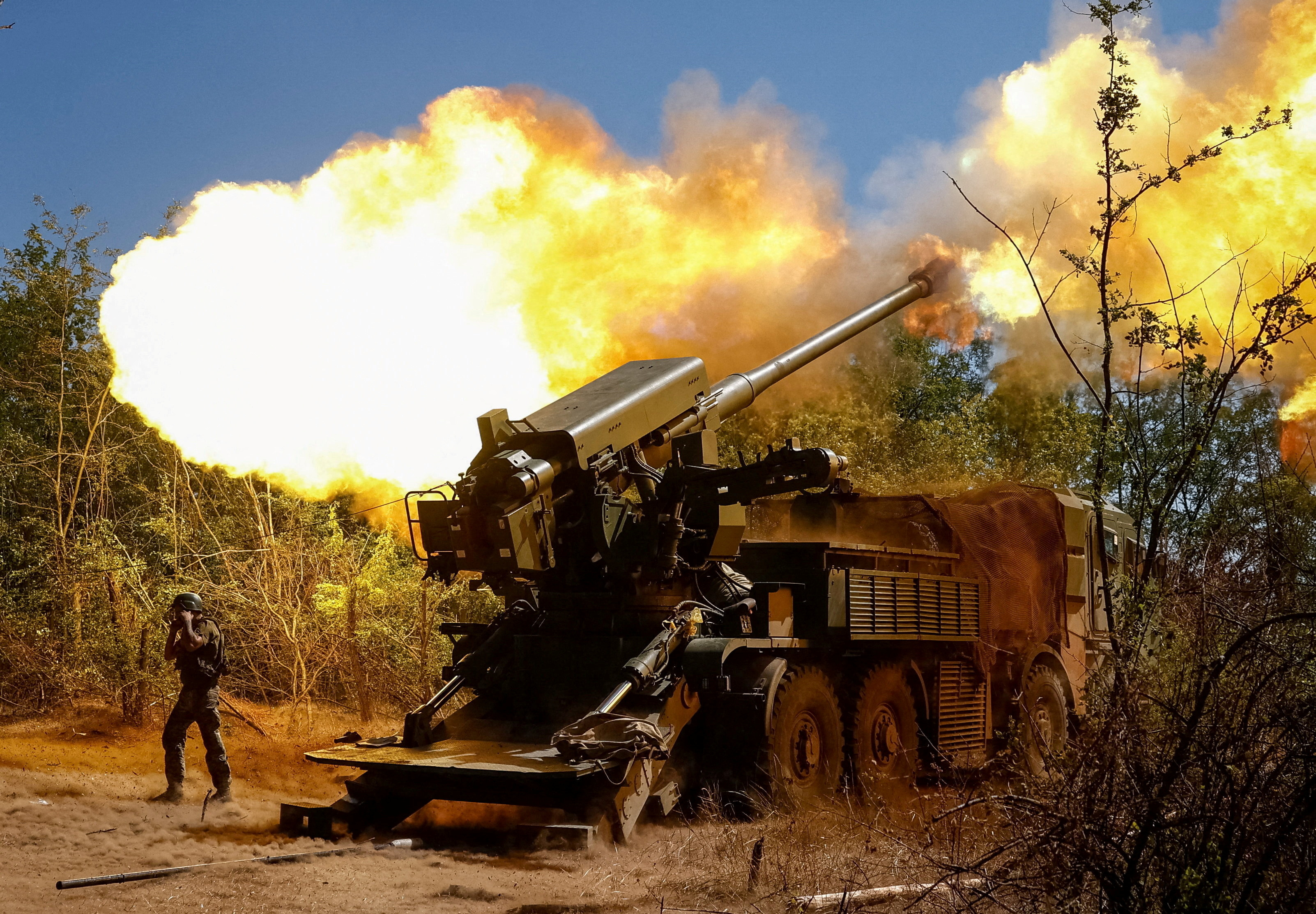 FILE PHOTO: A service member of the 44th Separate Artillery Brigade of the Ukrainian Armed Forces fires a 2S22 Bohdana self-propelled howitzer towards Russian troops near a front line, amid Russia's attack on Ukraine, in Zaporizhzhia region, Ukraine August 20, 2025. REUTERS/Maksym Kishka/File Photo