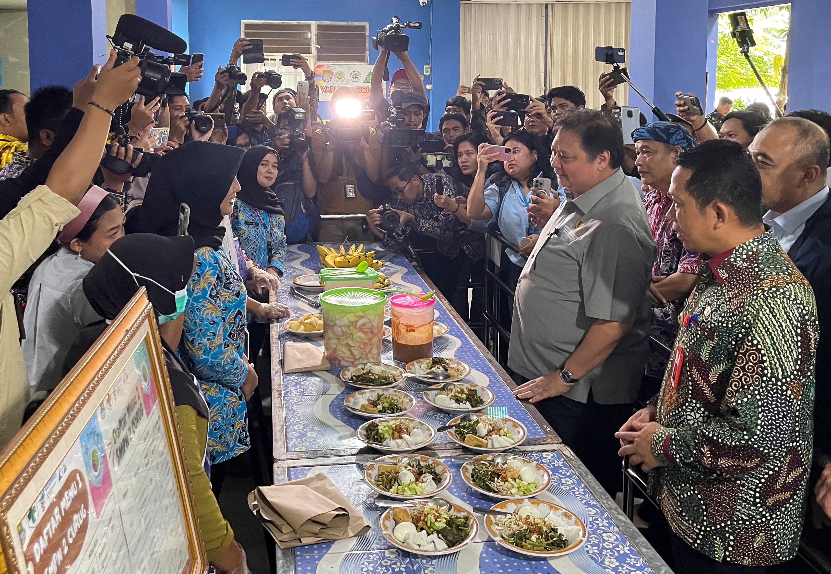 Airlangga Hartarto, Indonesia’s coordinating minister for economic affairs, inspects the trial of a free lunch programme for students at a junior high school in Tangerang, on the outskirts of Jakarta, Indonesia, on February 29, 2024