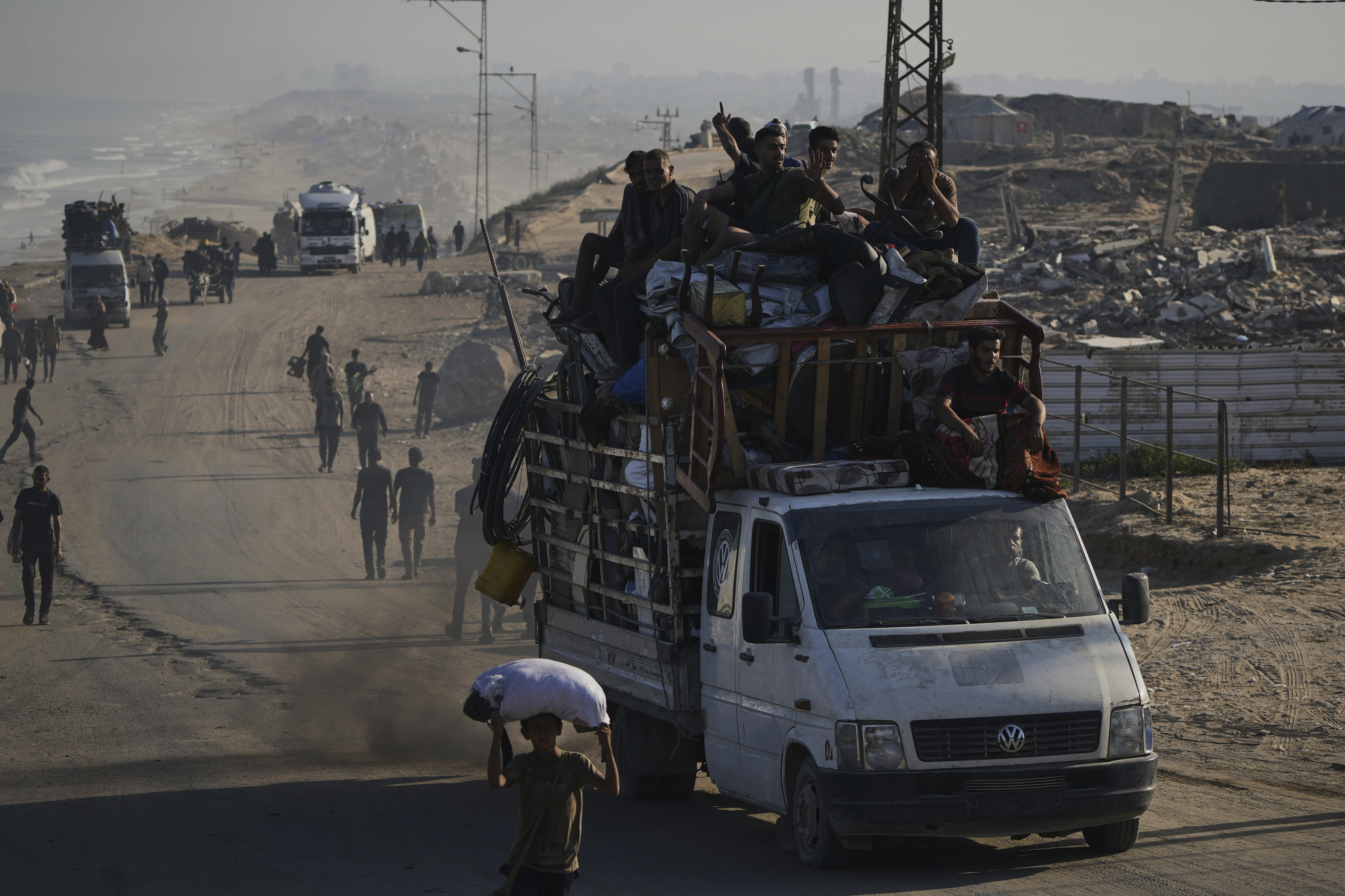 Thousands of Palestinians flee Gaza City