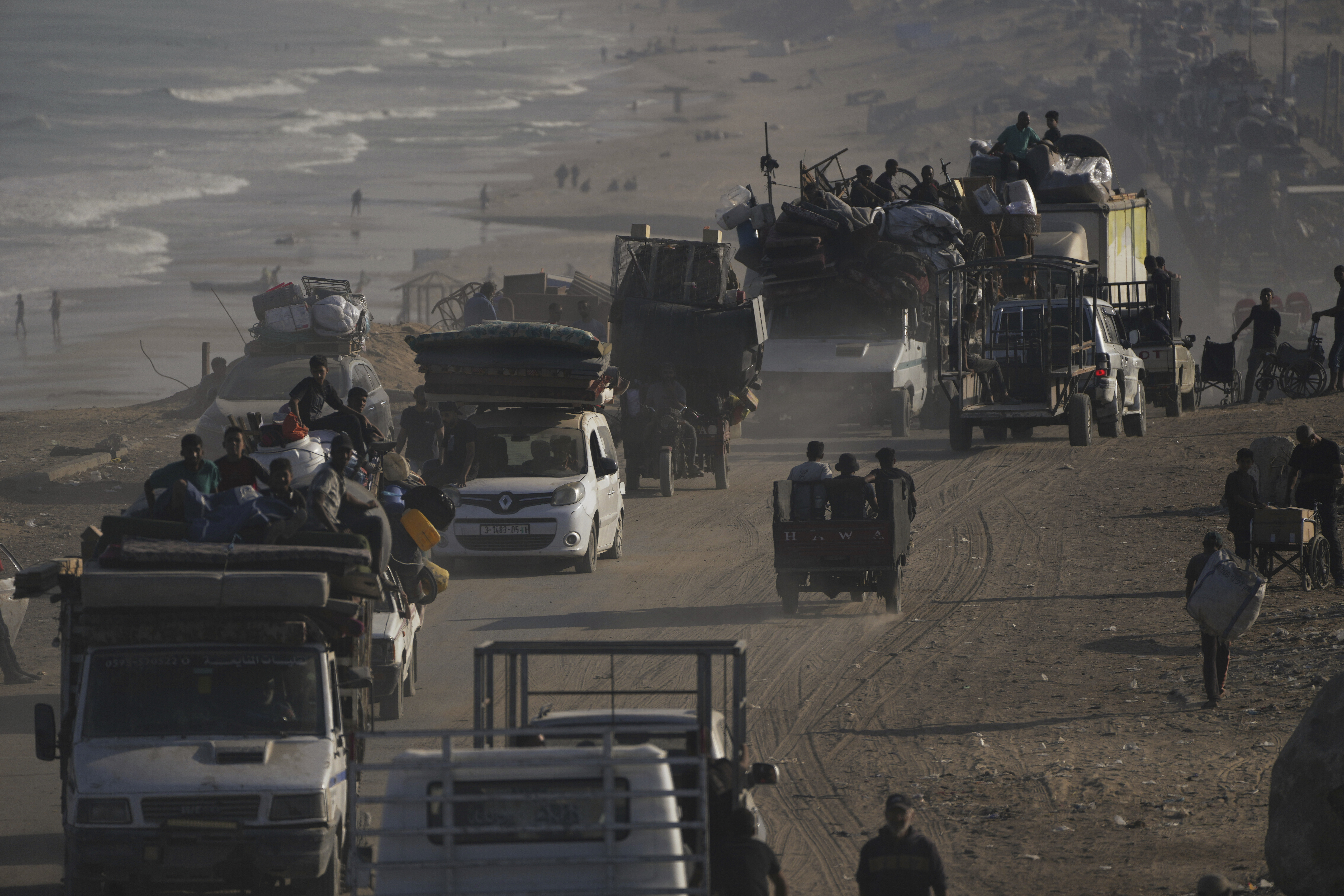 Thousands of Palestinians flee Gaza City