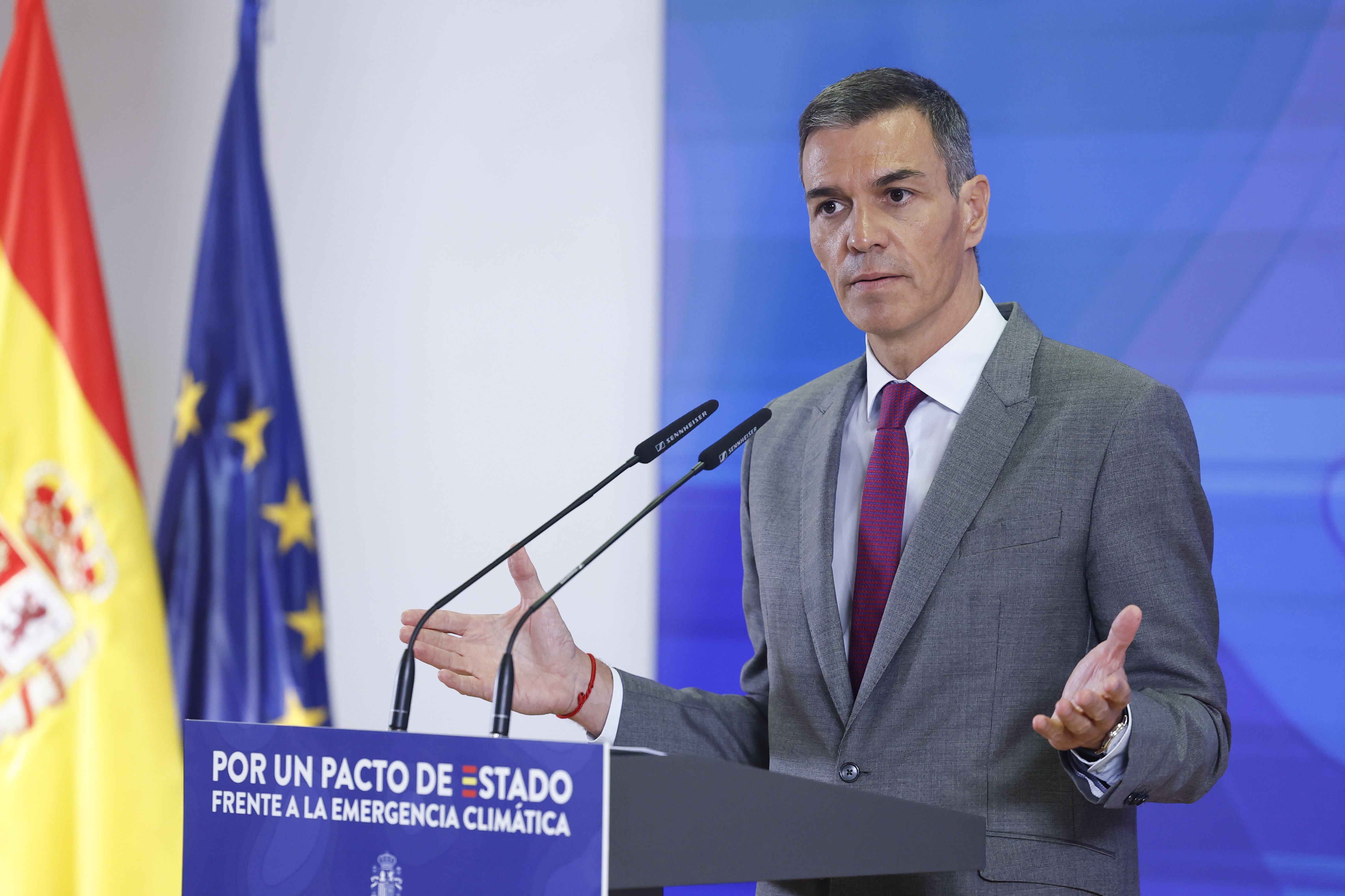 epa12342420 Spain's Prime Minister Pedro Sanchez speaks during the closure of the act 'For a State Pact to address the climate emergency' in Madrid, Spain, 01 September 2025. EPA/Chema Moya