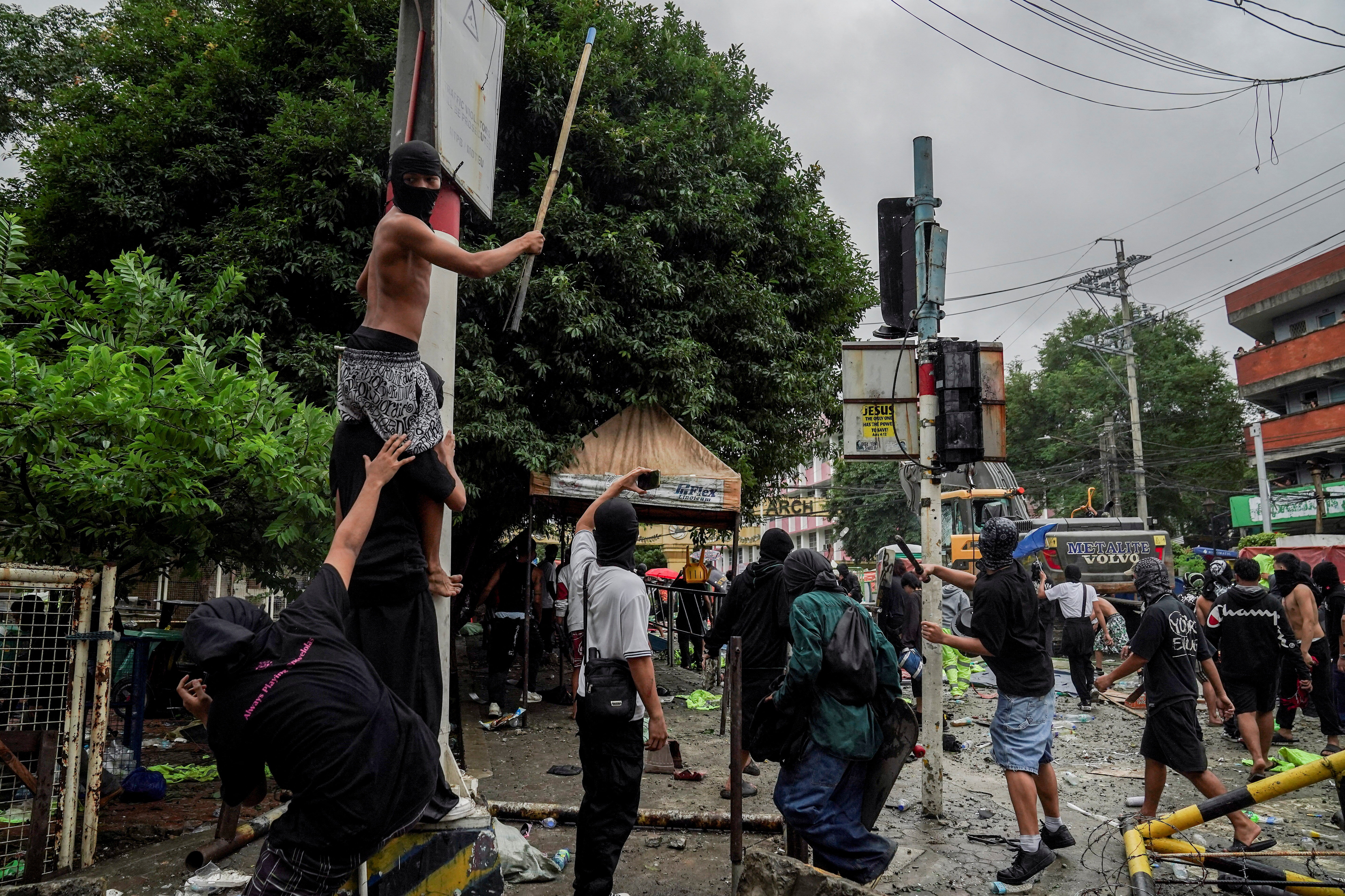 Protesters march towards the police officers after destroying the blockade during a protest denouncing what they call corruption linked to flood control projects, in Manila, Philippines, September 21, 2025. REUTERS/Lisa Marie David