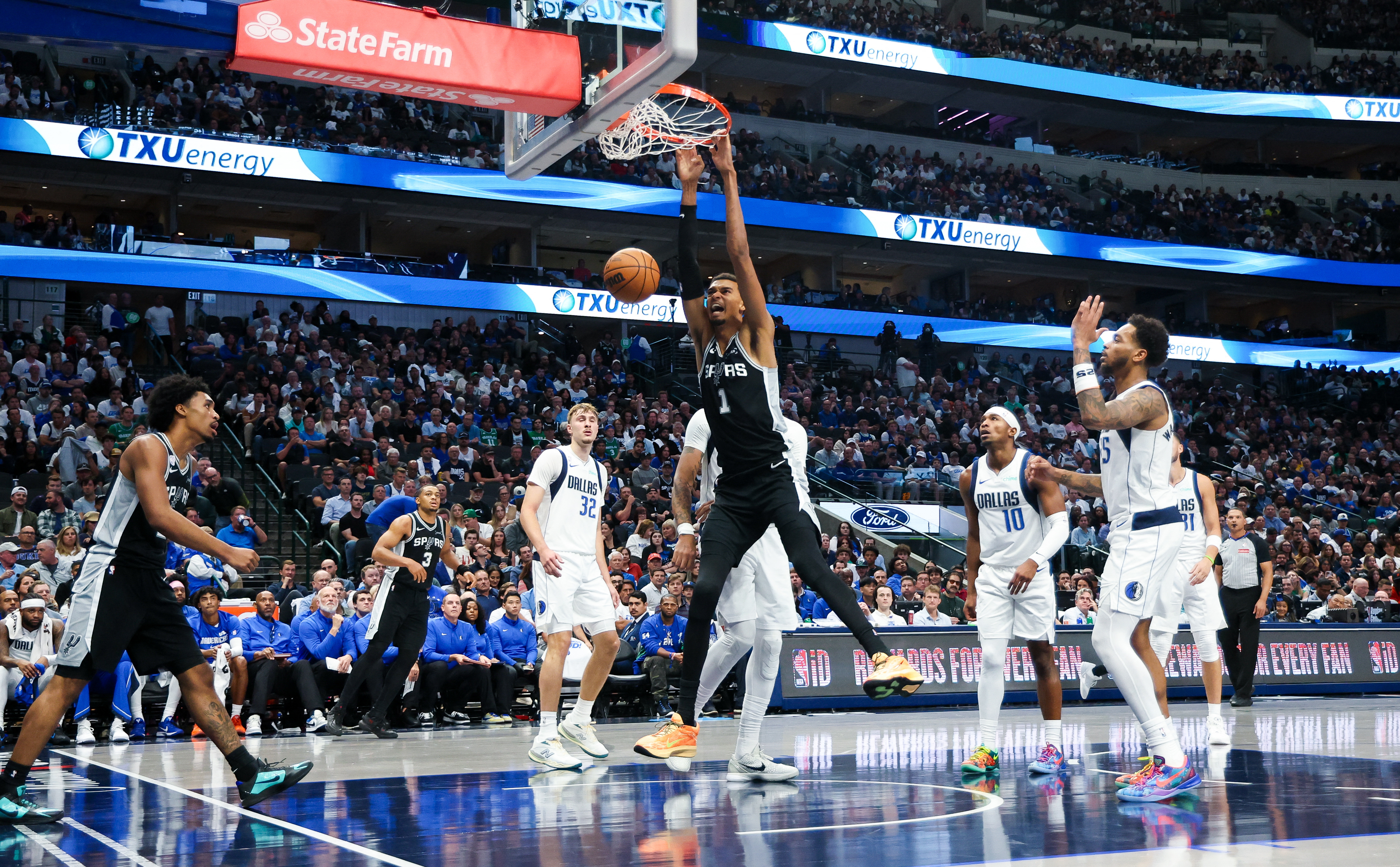 Wembanyama #1 dunks during the second half against the Mavericks