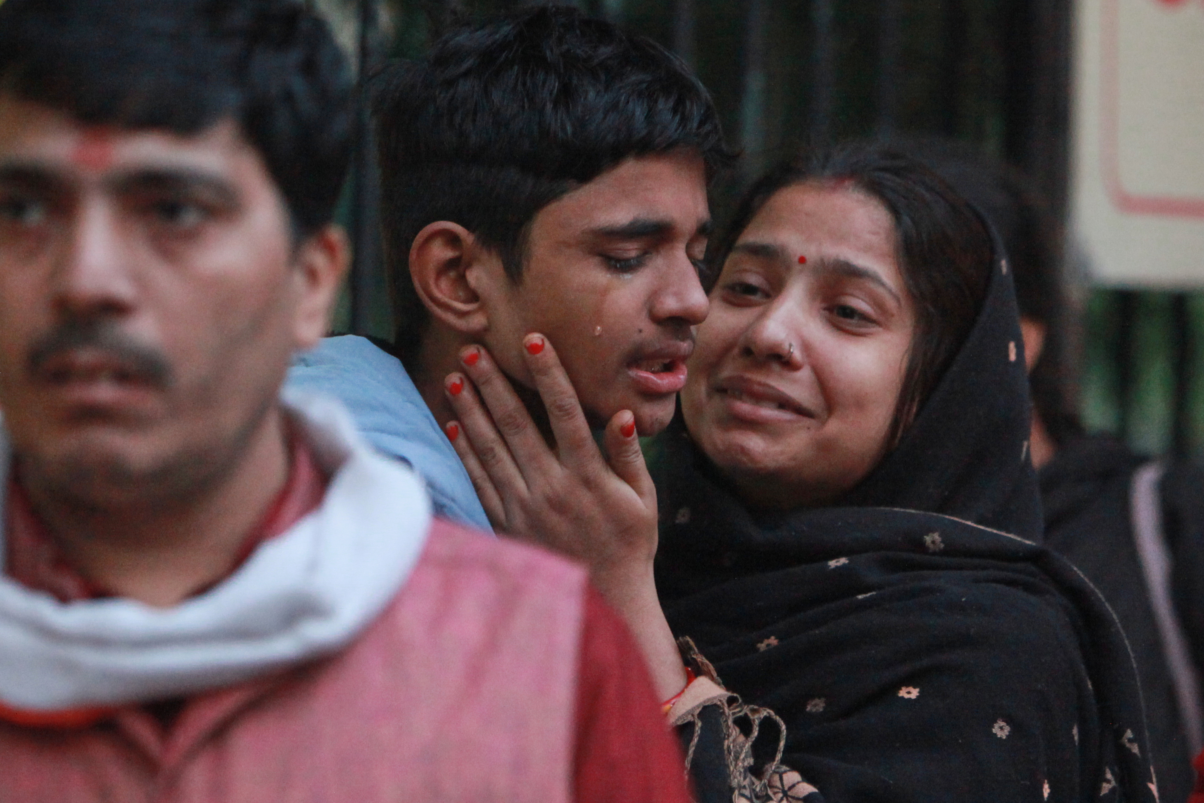 Family members of a car explosion victim grieve as they arrive at a hospital mortuary to collect the body in New Delhi, India, Tuesday, November 11, 2025 [AP Photo]