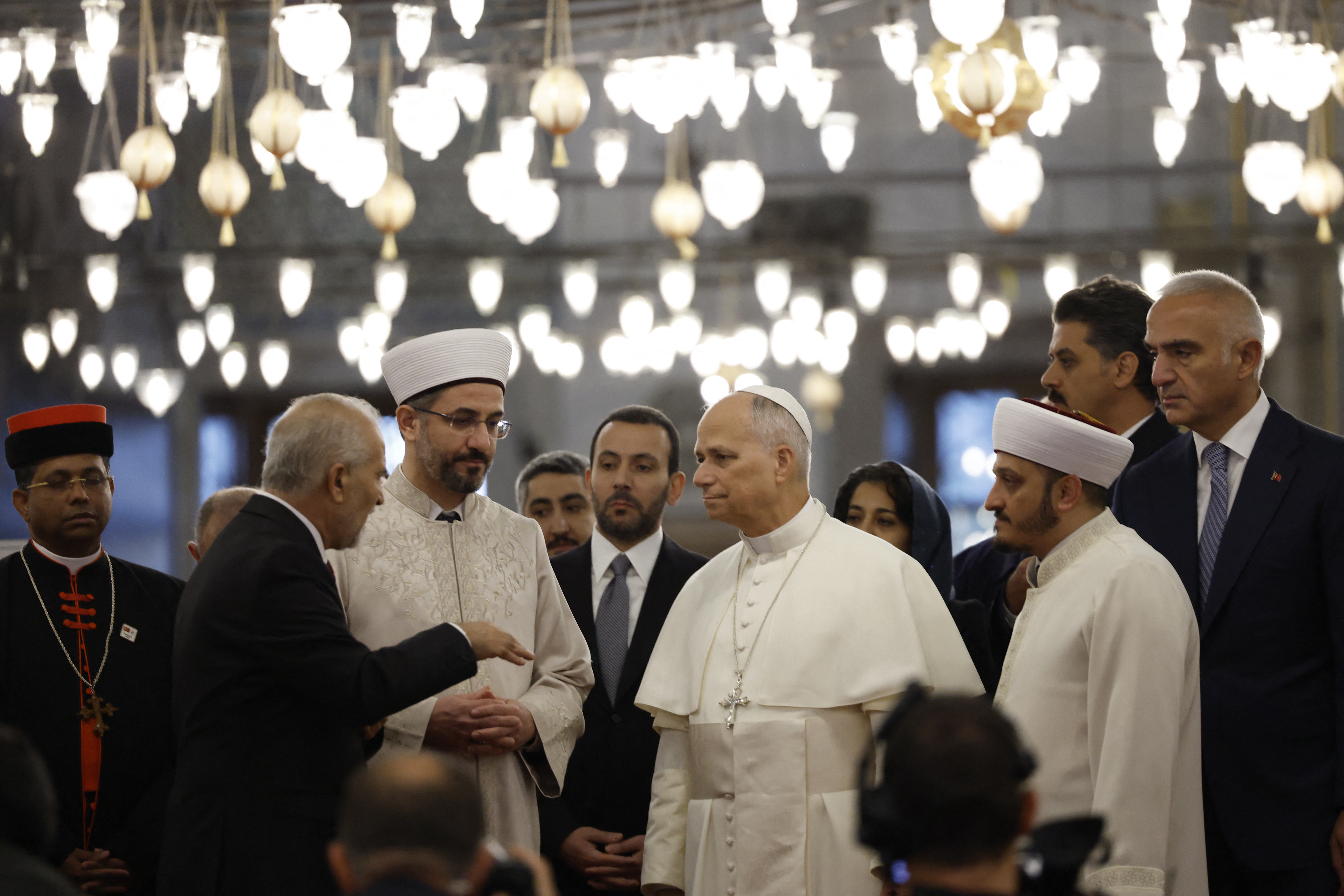 Pope Leo XIV visits the Sultan Ahmed Mosque (Blue Mosque), in Istanbul on November 29, 2025 [AFP]