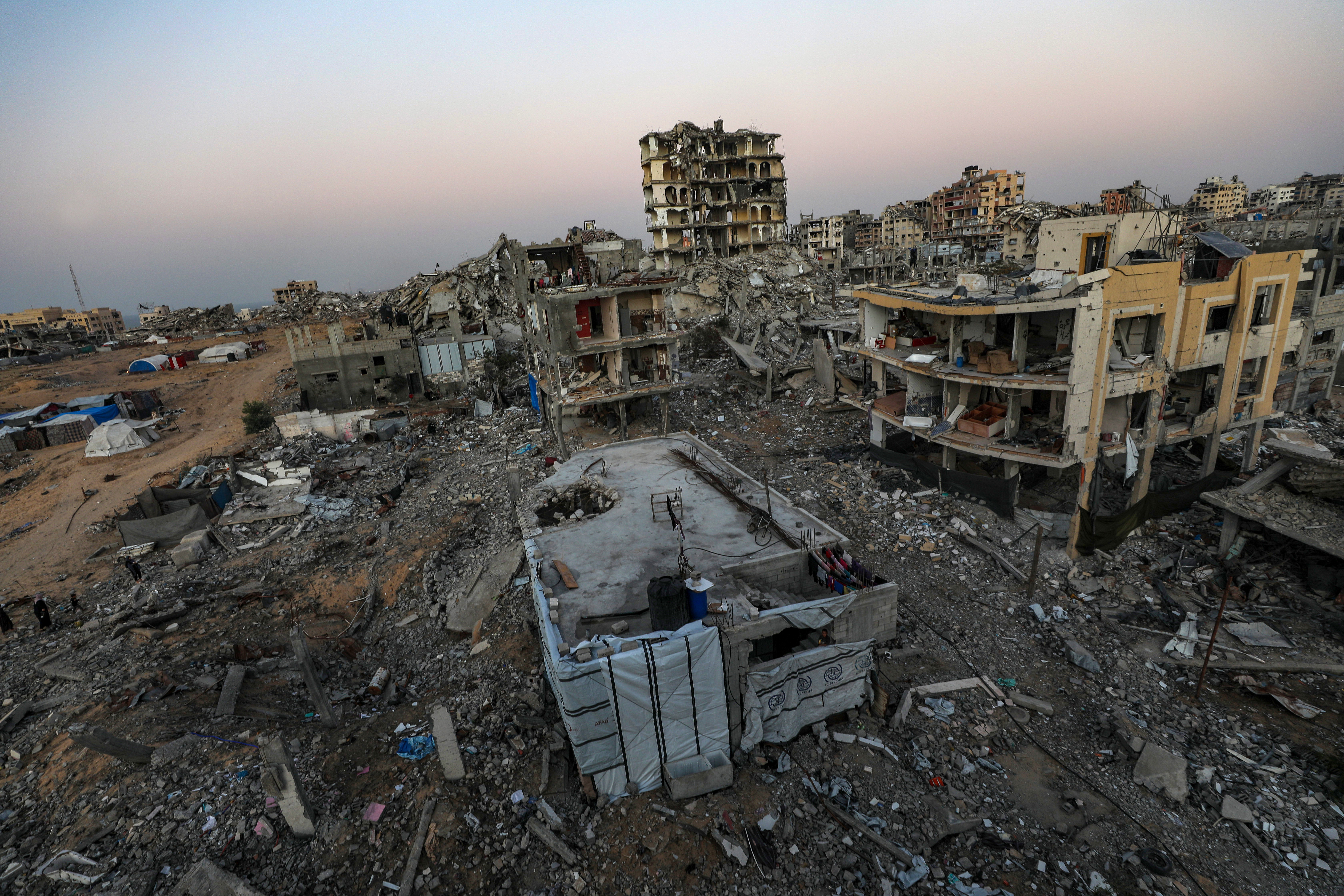epa12533972 The ruins of destroyed buildings in northern Gaza City, Gaza Strip, 18 November 2025, amid a ceasefire between Israel and Hamas. Around 1.9 million people in Gaza, nearly 90 percent of the population, have been displaced since the Israel-Hamas conflict began in October 2023, according to the UN. EPA/MOHAMMED SABER