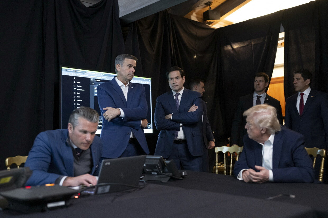 Trump with aides