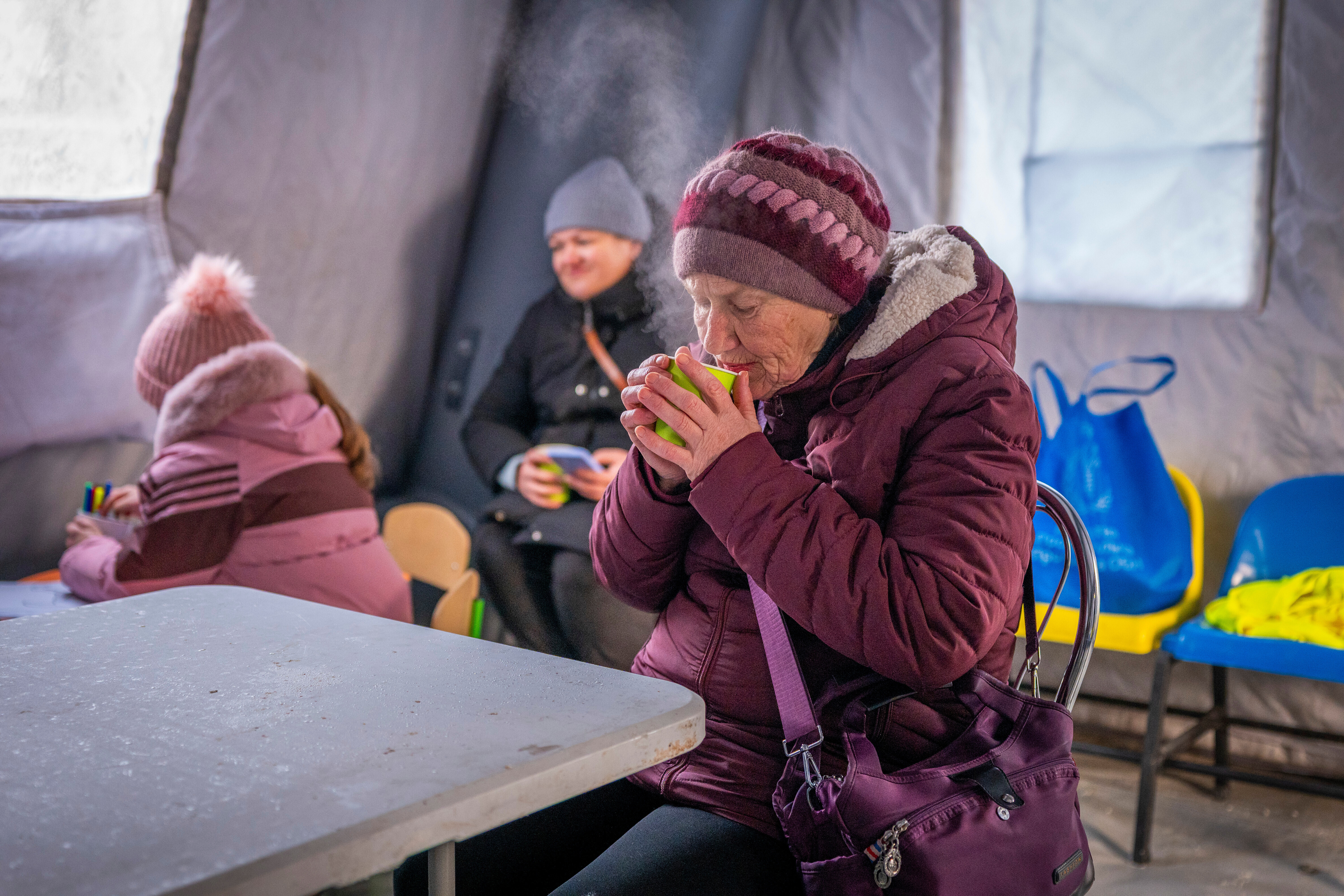 Residents of Kyiv endure freezing conditions due to power outages