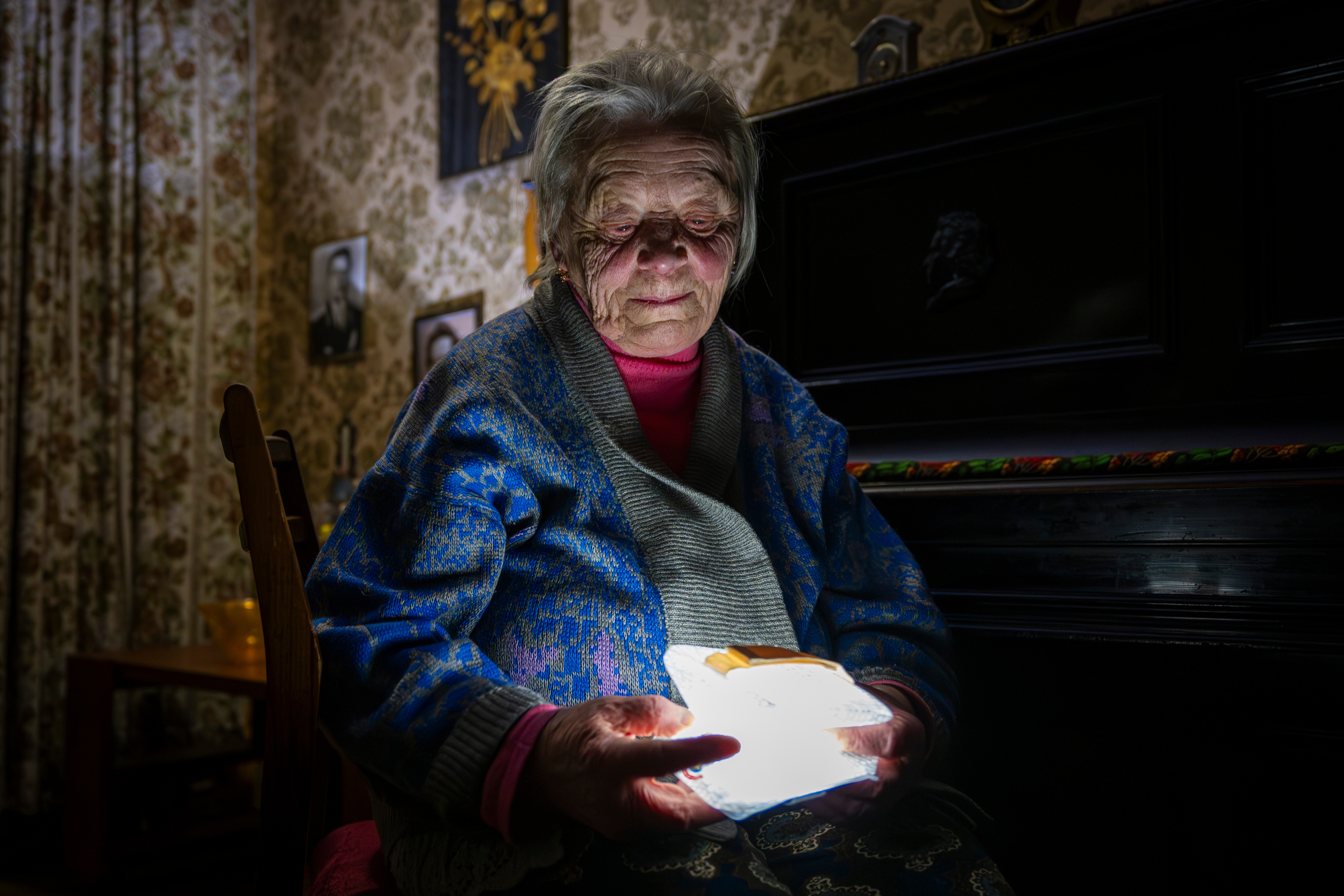 Residents of Kyiv endure freezing conditions due to power outages