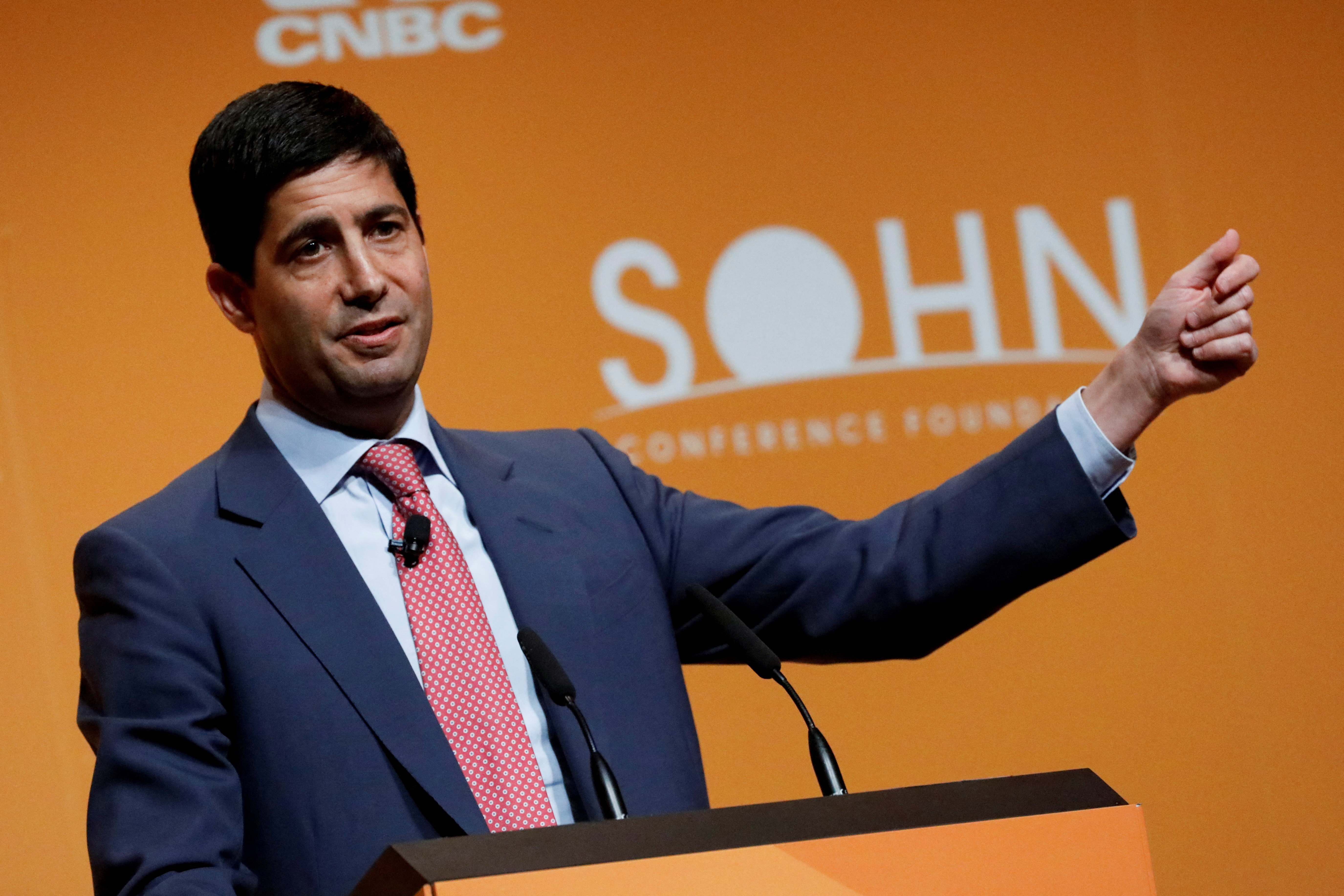 FILE PHOTO: Kevin Warsh, Fellow in Economics at the Hoover Institution and lecturer at the Stanford Graduate School of Business, speaks during the Sohn Investment Conference in New York City, U.S., May 8, 2017. REUTERS/Brendan Mcdermid/File Photo