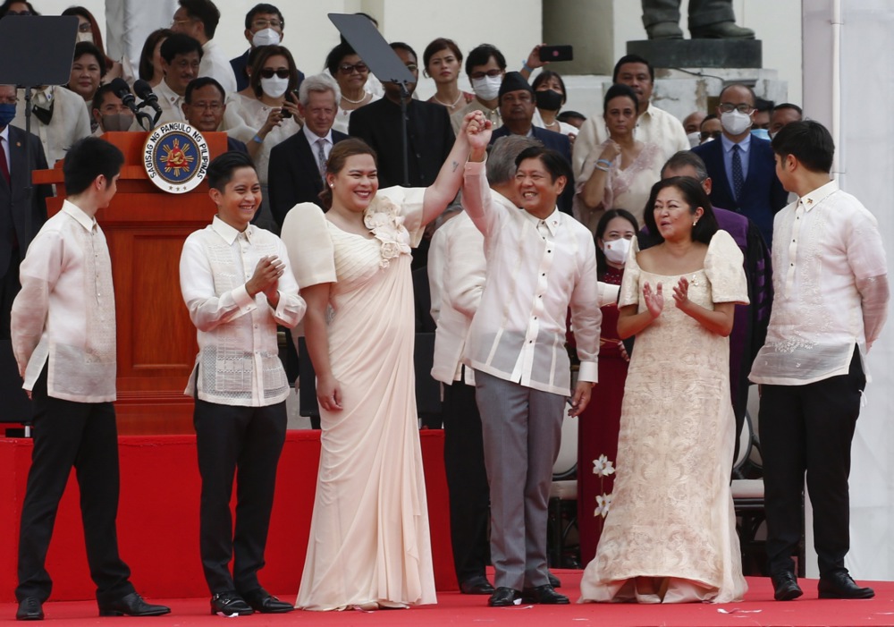 epa10042692 New Philippine President Ferdinand 'Bongbong' Marcos Jr. (4-L), son of the late president Ferdinand Marcos, celebrates with new Vice-President Sara Duterte (3- L) during Marcos' inauguration ceremony at the National Museum grounds in Manila, Philippines 30 June 2022. The former senator becomes the countryâ€™s 17th president. EPA/ROLEX DELA PENA