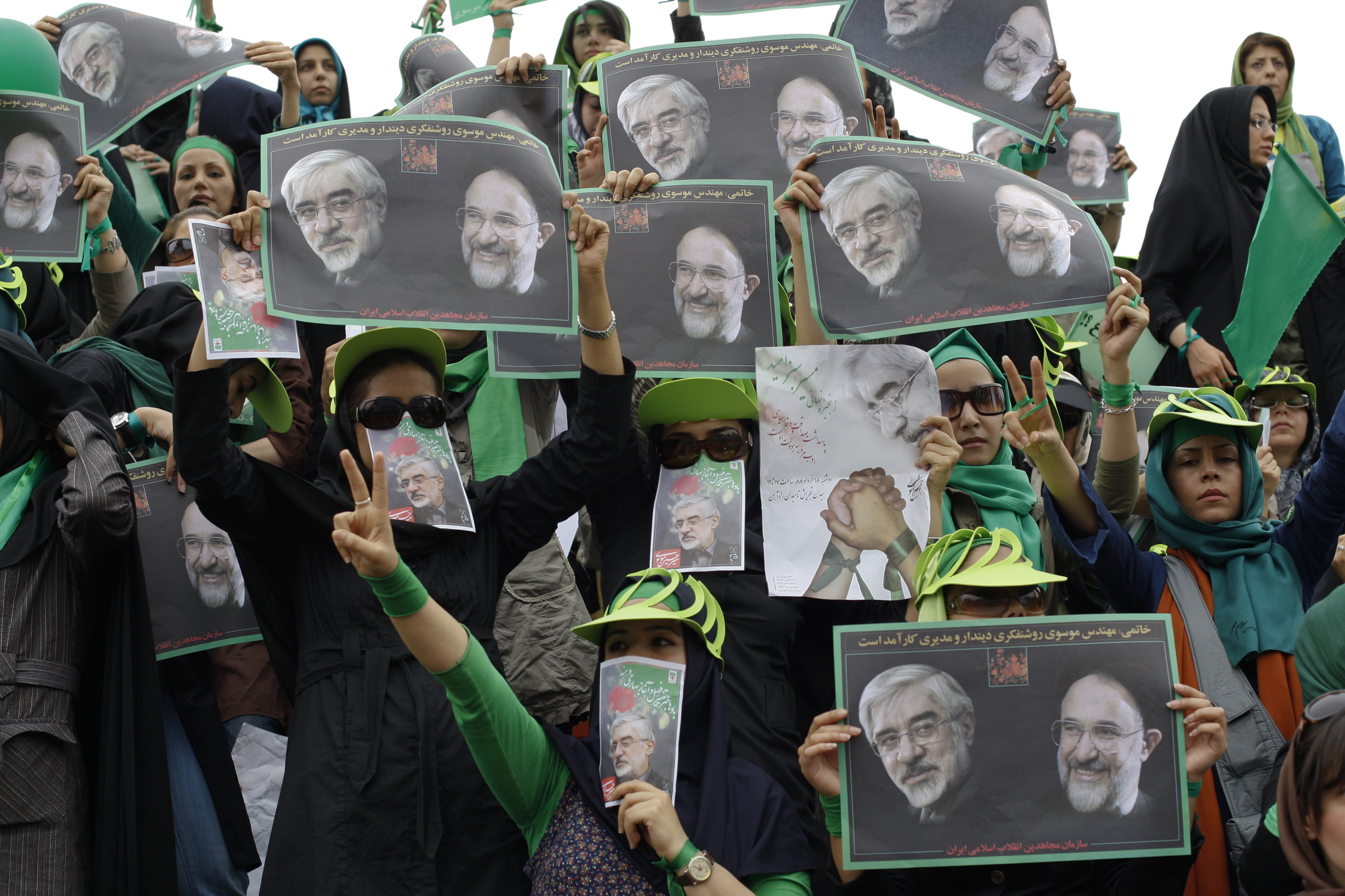 Supporters of Iran's presidential election candidate Mirhossein Mousavi carry posters with images of Mousavi (L) and former Iranian President Mohammad Khatami during a campaign rally in Tehran June 9, 2009. REUTERS/Ahmed Jadallah (IRAN POLITICS ELECTIONS)
