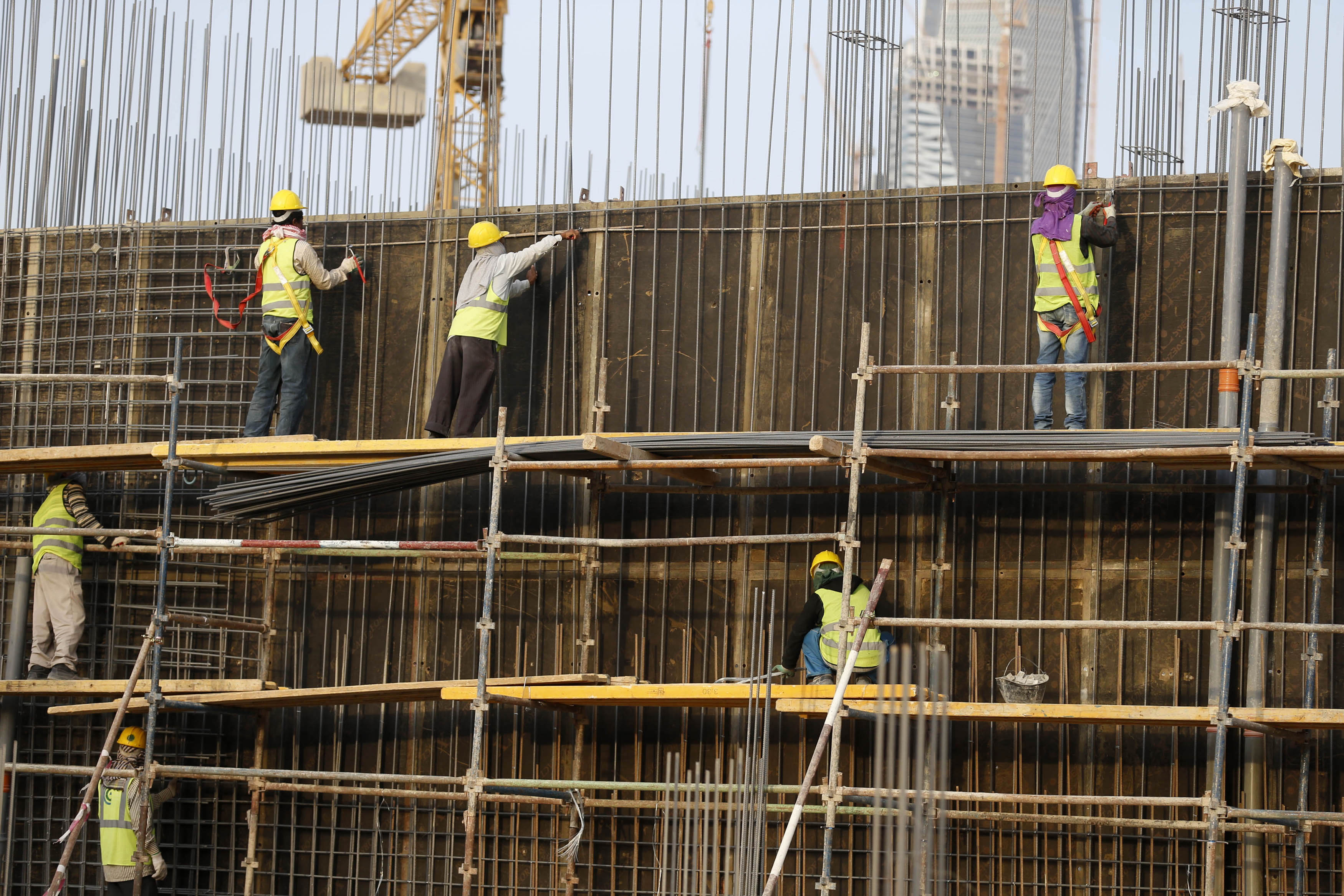 Indian labourers work at the construction site of a building in Riyadh November 16, 2014. India is pressing rich countries in the Gulf to raise the wages of millions of Indians working there, in a drive that could secure it billions of dollars in fresh income but risks pricing some of its citizens out of the market. Picture taken November 16. To match story INDIA-MIDEAST/WORKERS REUTERS/Faisal Al Nasser (SAUDI ARABIA - Tags: BUSINESS CONSTRUCTION EMPLOYMENT)