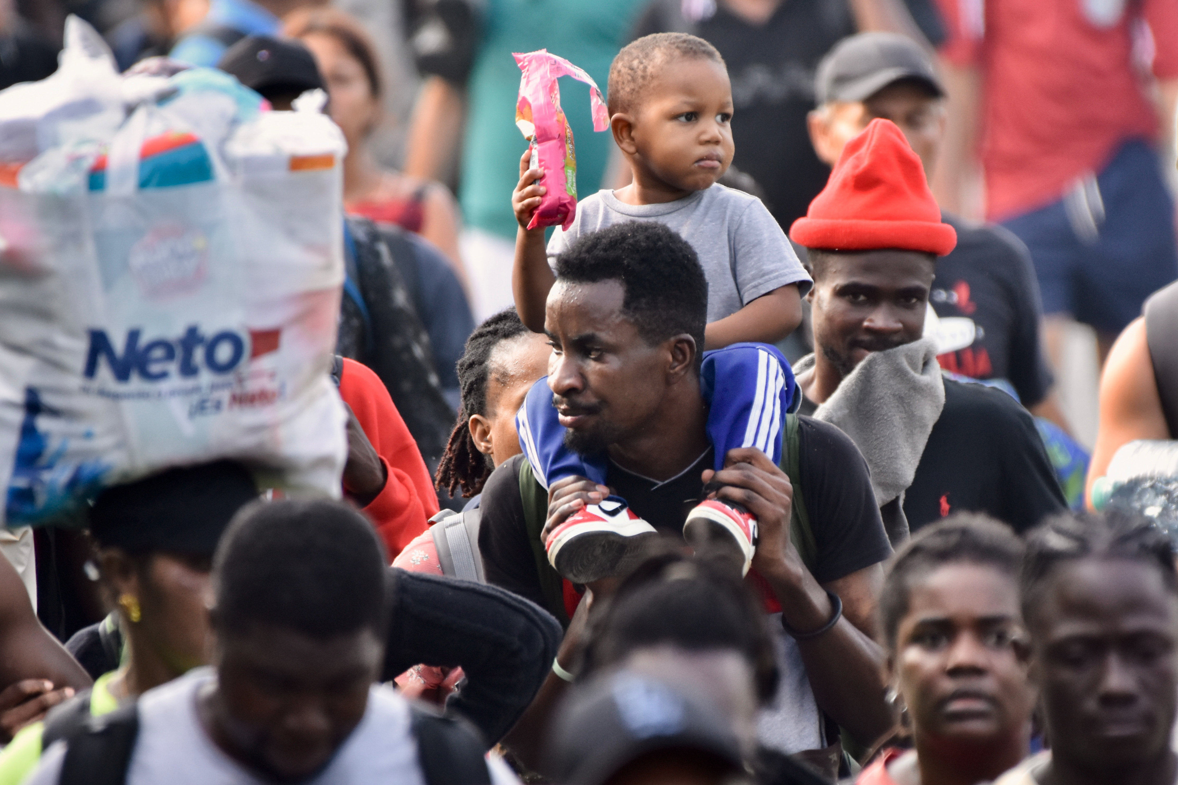Migrants walk on the highway through the municipality of Huehuetan, Chiapas state, Mexico, Wednesday, March 25, 2026, after leaving Tapachula the previous night. (AP Photo/Edgar H. Clemente)