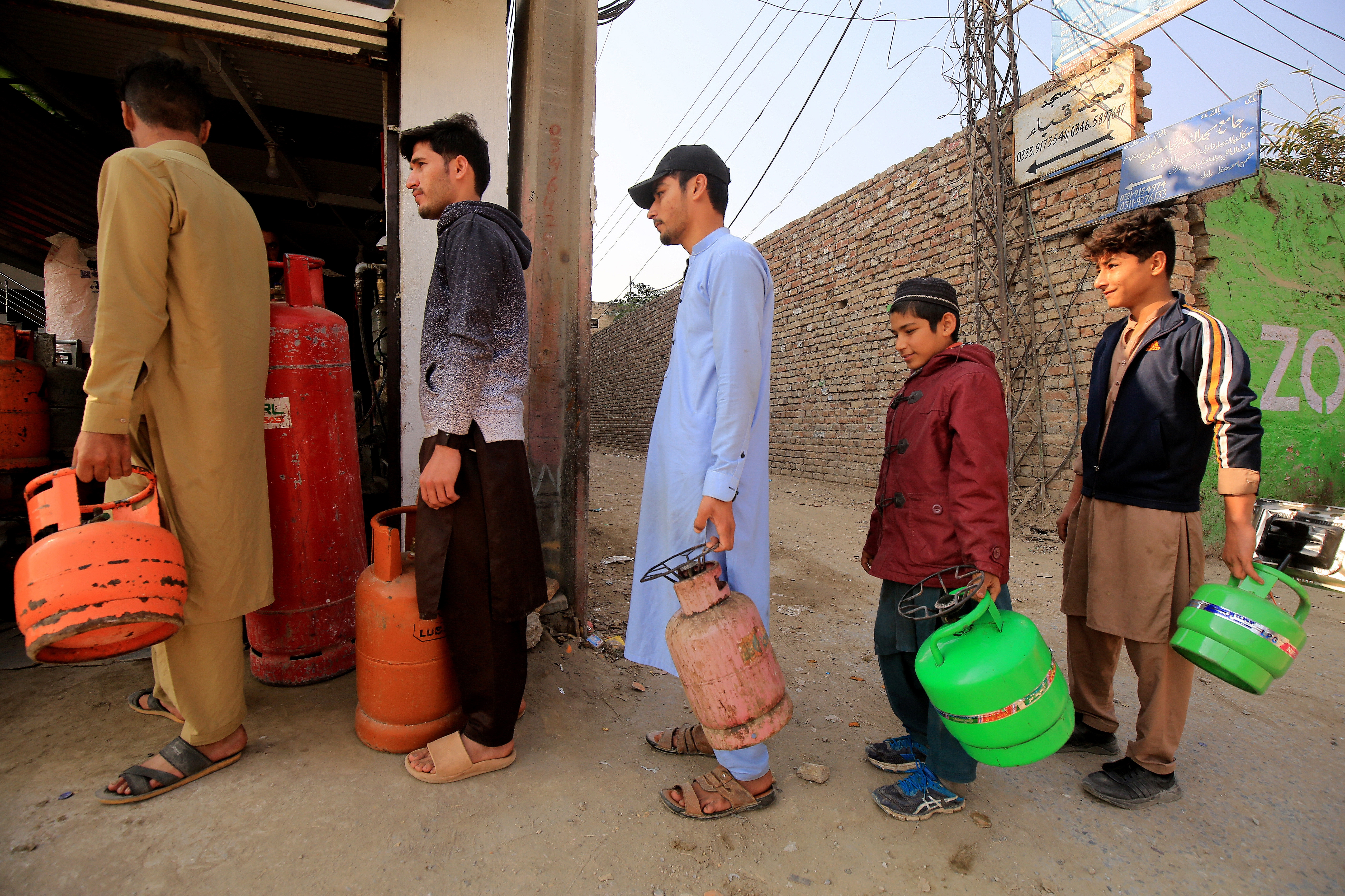 epa11013604 People queue to buy Liquid Natural Gas (LNG) due to prolonged gas cuts or low pressure gas flow across the country in Peshawar, Pakistan, 06 December 2023. Pakistan has been facing an acute gas shortage for a long time which becomes worse when temperatures drop during the peak winter season. The Oil and Gas Regulatory Authority (OGRA) has increased the price of Liquefied Petroleum Gas (LPG) by approximately four Pakistani Rupees (PKR) - about 0.014 US dollar/0.013 Euro) per kilogram for the month of December 2023 - and issued a notification in this regard. As per the OGRA notification, LPG will be available at PKR 255 per kg (0.90 US dollar/ 0.83 Euro) instead of PKR 251 per kg, domestic cylinder will be available at PKR 3,007 (10.57 US dollar/9.80 Euro) instead of PKR 2962, commercial cylinder will be available at PKR 11,571 (40.68 US dollar/27.72 Euro) instead of PKR 11,397. EPA/ARSHAD ARBAB