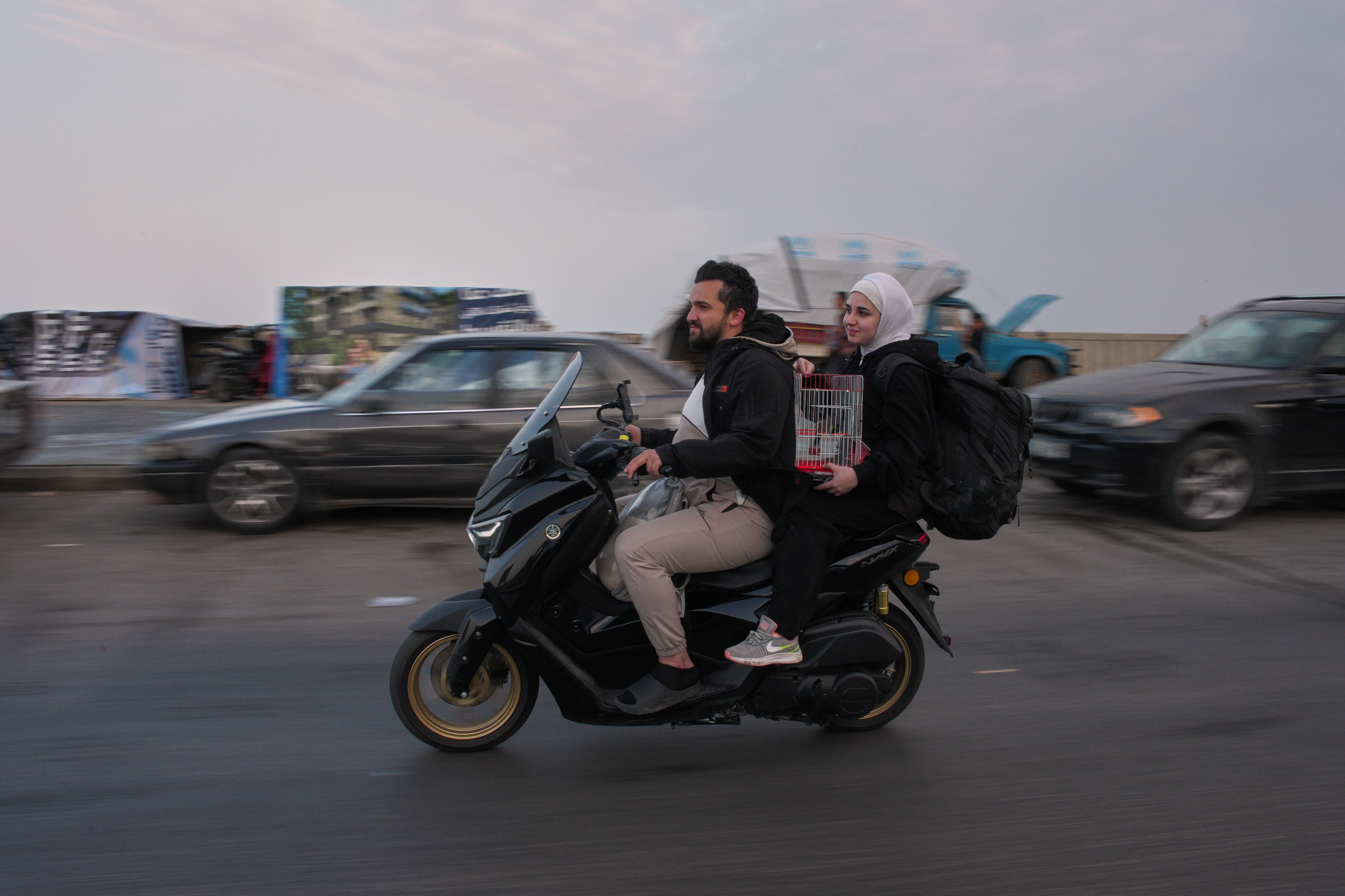 Tens of thousands return to southern Lebanon despite warnings and risks