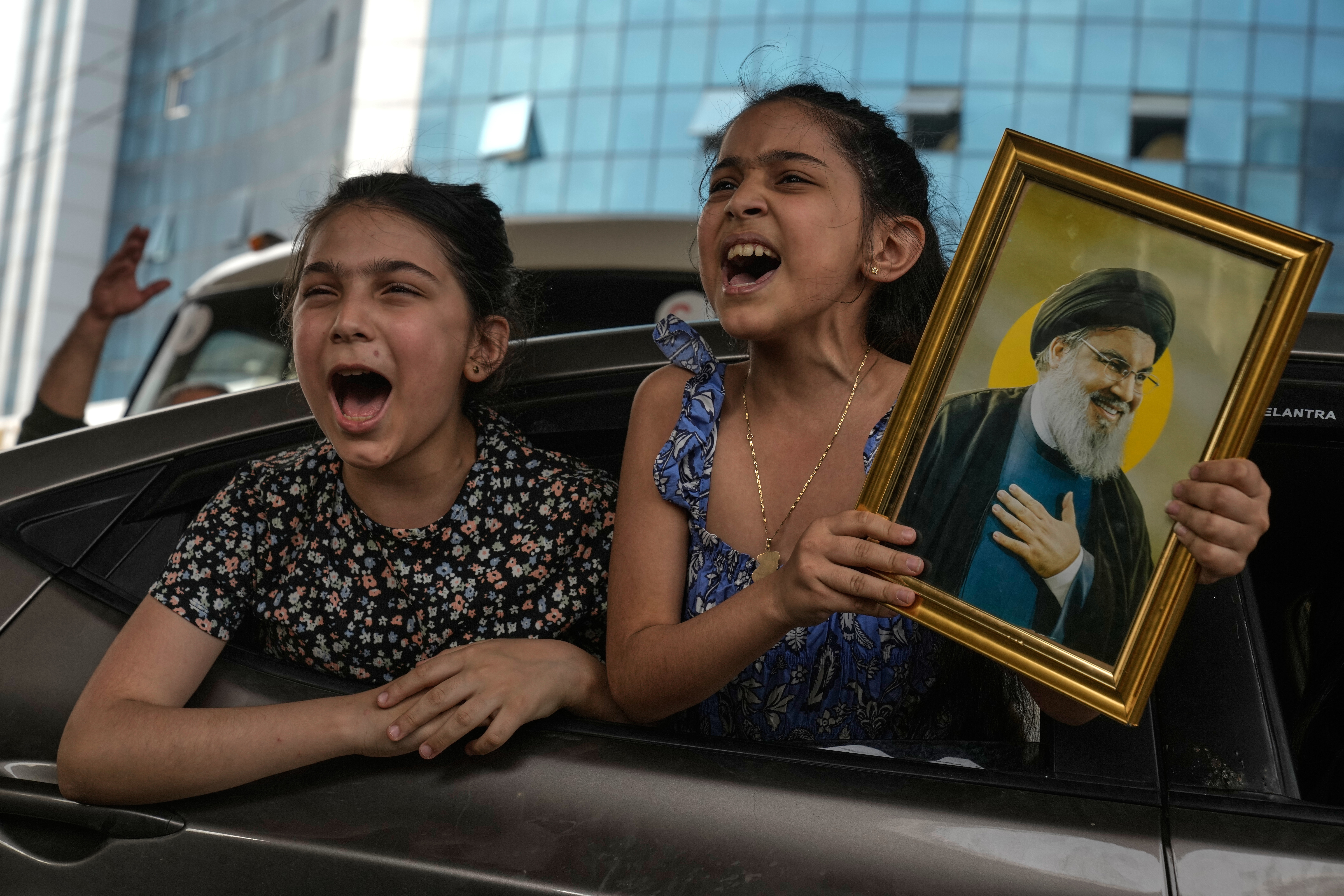 Tens of thousands return to southern Lebanon despite warnings and risks