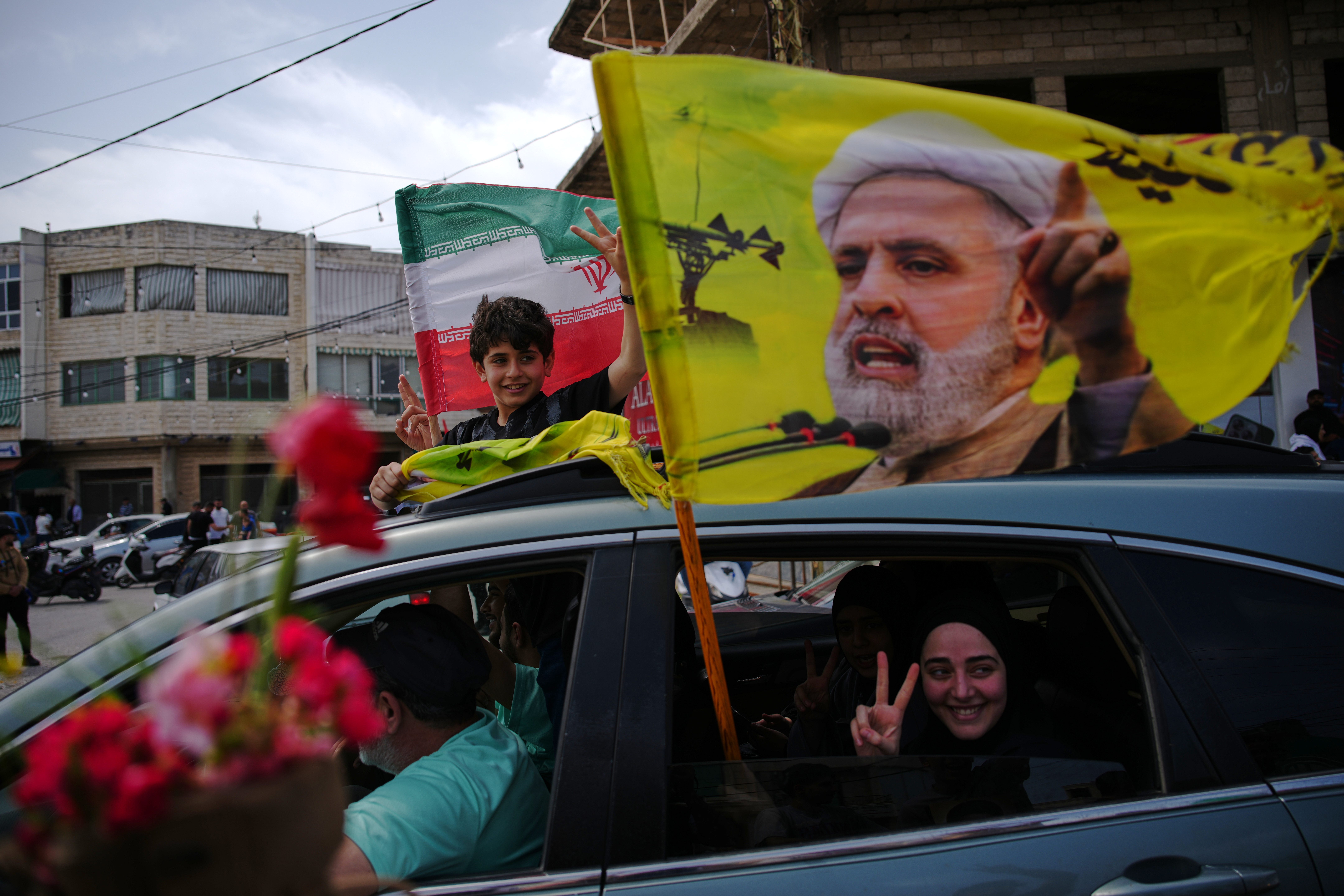 Tens of thousands return to southern Lebanon despite warnings and risks