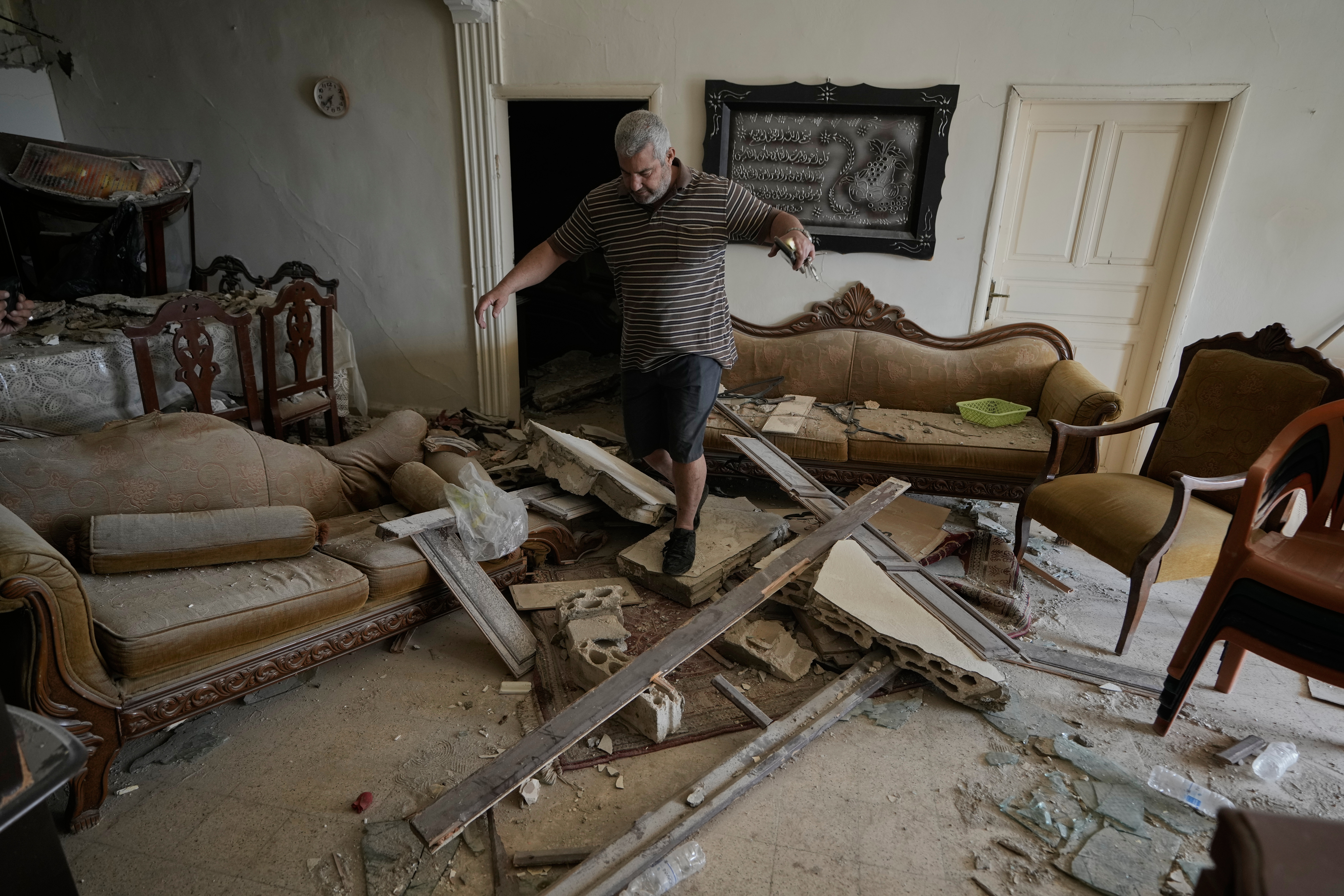Tens of thousands return to southern Lebanon despite warnings and risks