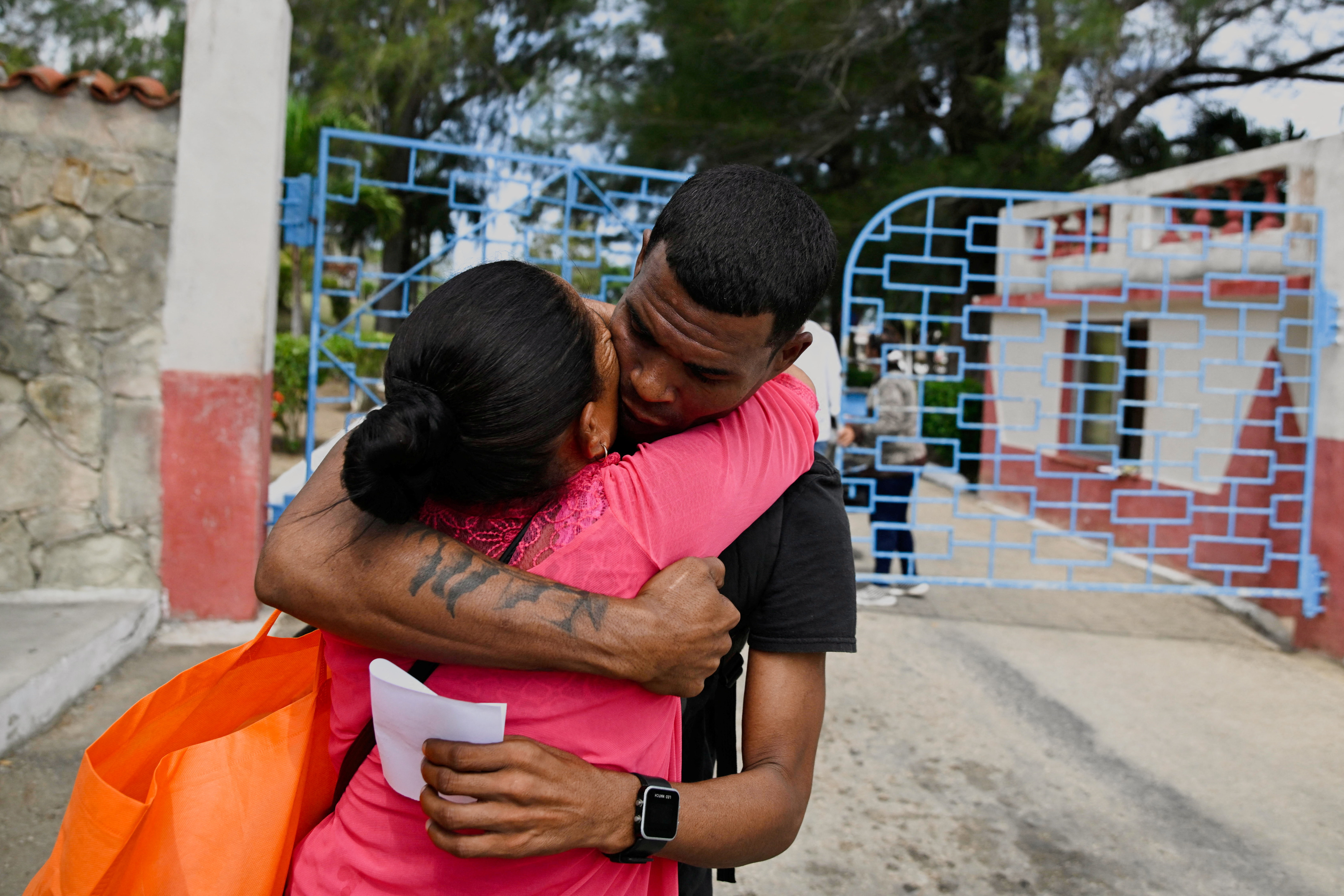 A released prisoner embraces a relative as he leaves La Lima penitentiary as part of the amnesty for more than 2,000 prisoners that the communist-run government has announced amid talks with the administration of U.S. President Donald Trump, Havana, Cuba, April 3, 2026. REUTERS/Norlys Perez