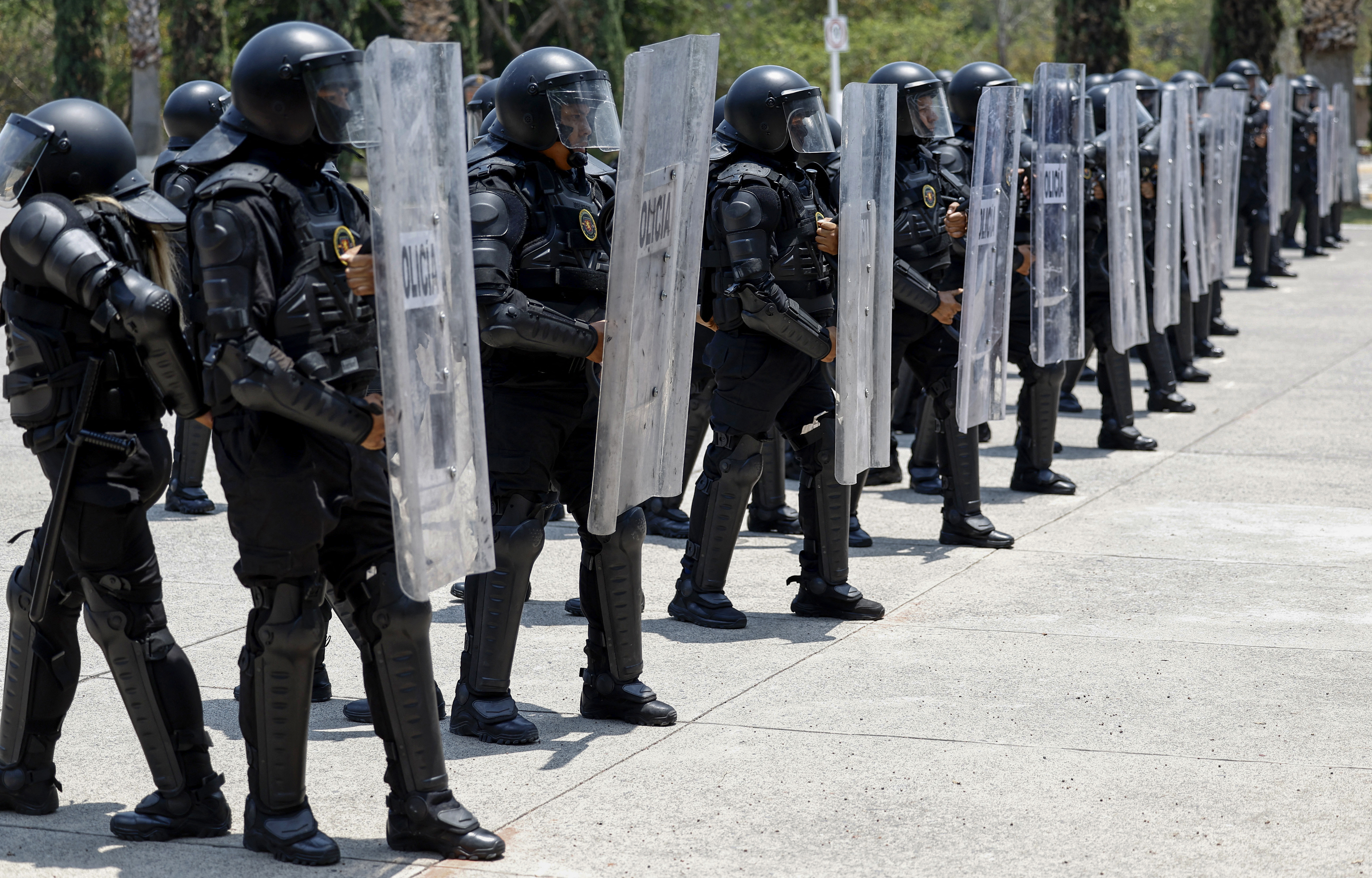 Jalisco state police officers take part in a crowd control training session for sporting events led by Spain's National Police riot units (UIP) ahead of the 2026 FIFA World Cup in Guadalajara, Jalisco state, Mexico, on May 8, 2026. (Photo by ULISES RUIZ / AFP)