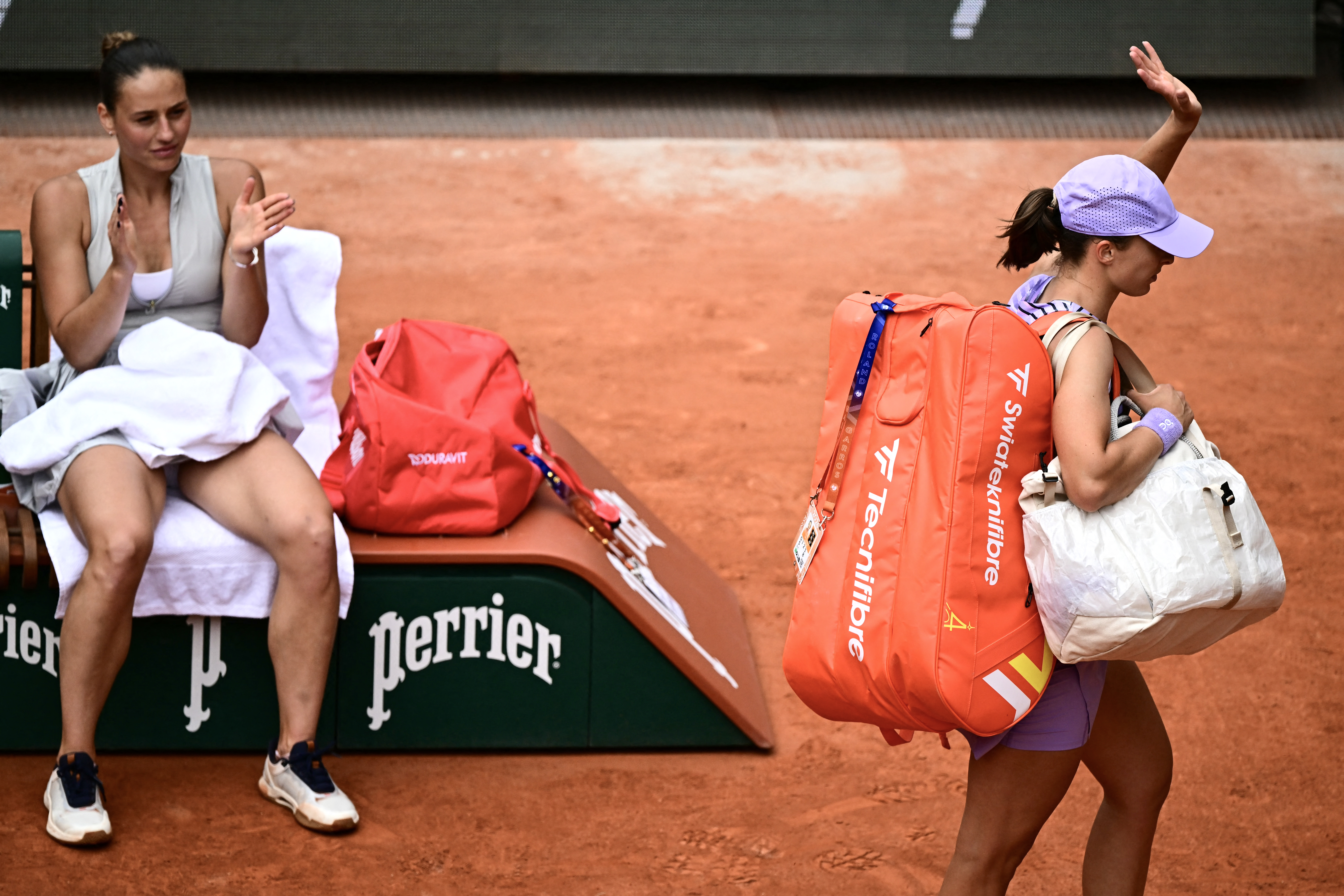 Winner Ukraine's Marta Kostyuk applauds Poland's Iga Swiatek as she leaves the court at the end of their women's singles match on day 8 of the French Open tennis tournament on Court Philippe-Chatrier at the Roland-Garros Complex in Paris on May 31, 2026. (Photo by JULIEN DE ROSA / AFP)