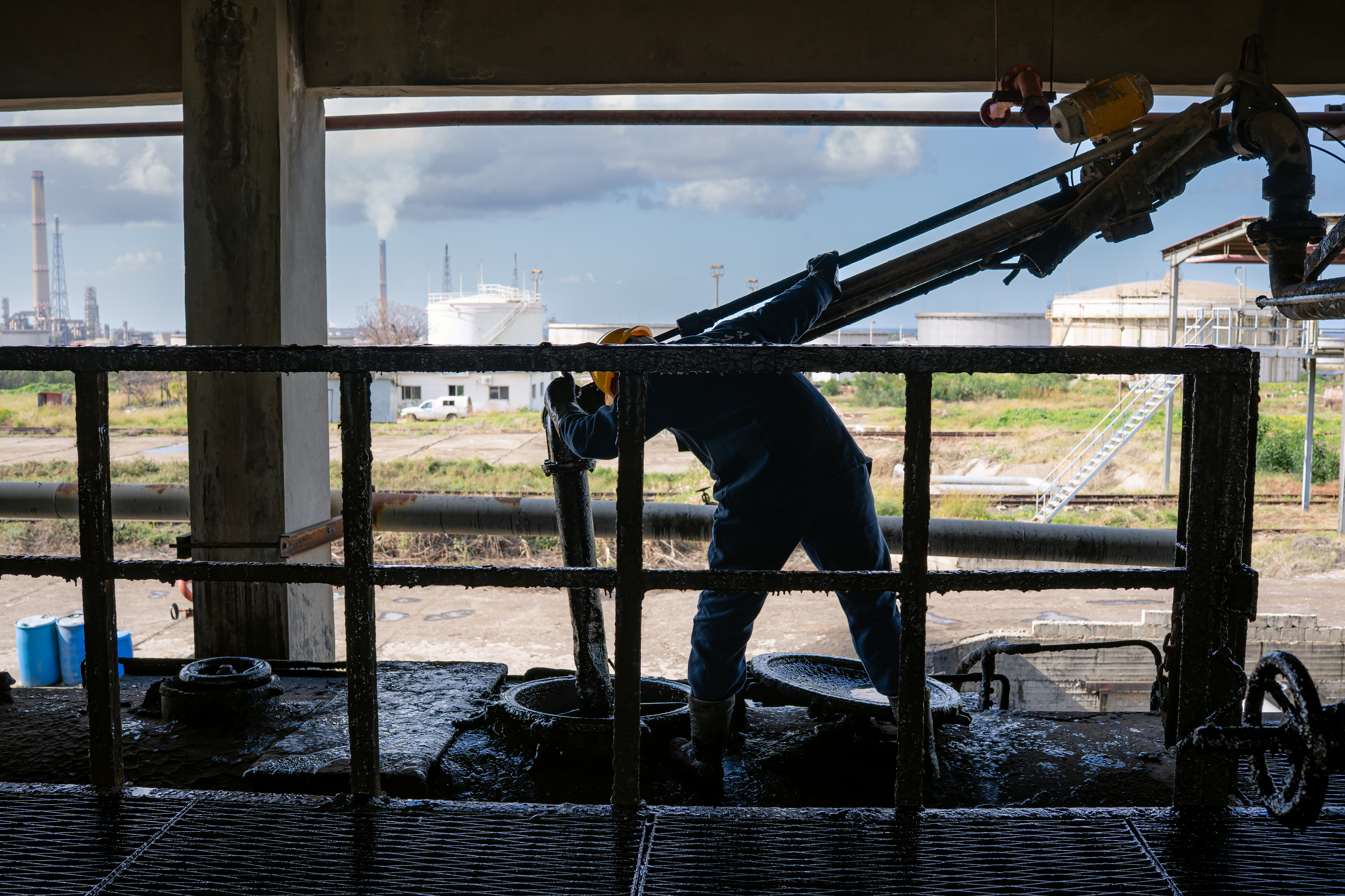 At the Baniyas Refinery, tanker wagons of the SRC freight train are being filled with 1,300 tonnes of fuel destined for the Aleppo Thermal Power Plant.