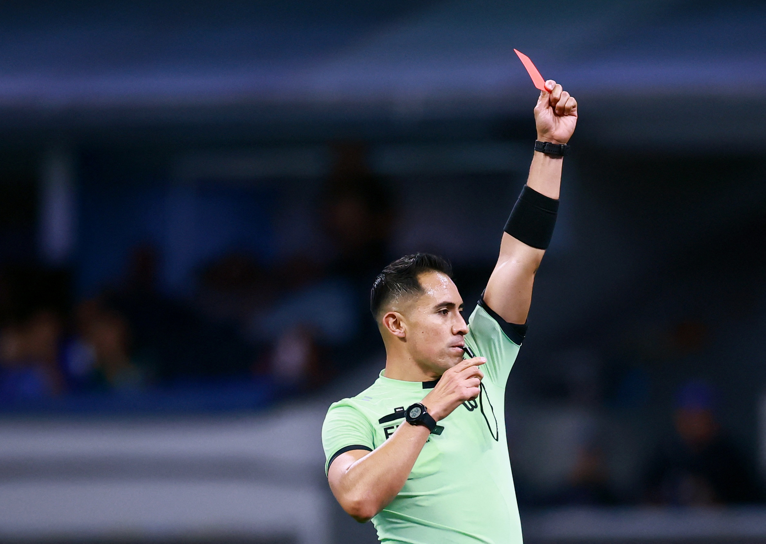 Soccer Football - Liga MX - Cruz Azul v Necaxa - Estadio Ciudad de Mexico, Mexico City, Mexico - April 26, 2026 Referee Ivan Antonio Lopez Sanchez shows red card to Necaxa's Emilio Lara REUTERS/Eloisa Sanchez