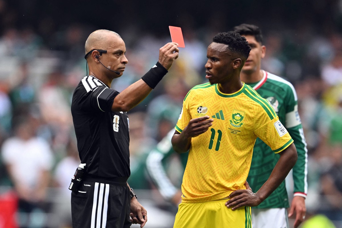 Brazilian referee Wilton Sampaio shows a red card to South Africa's midfielder #11 Themba Zwane during the 2026 World Cup Group A football match between Mexico and South Africa