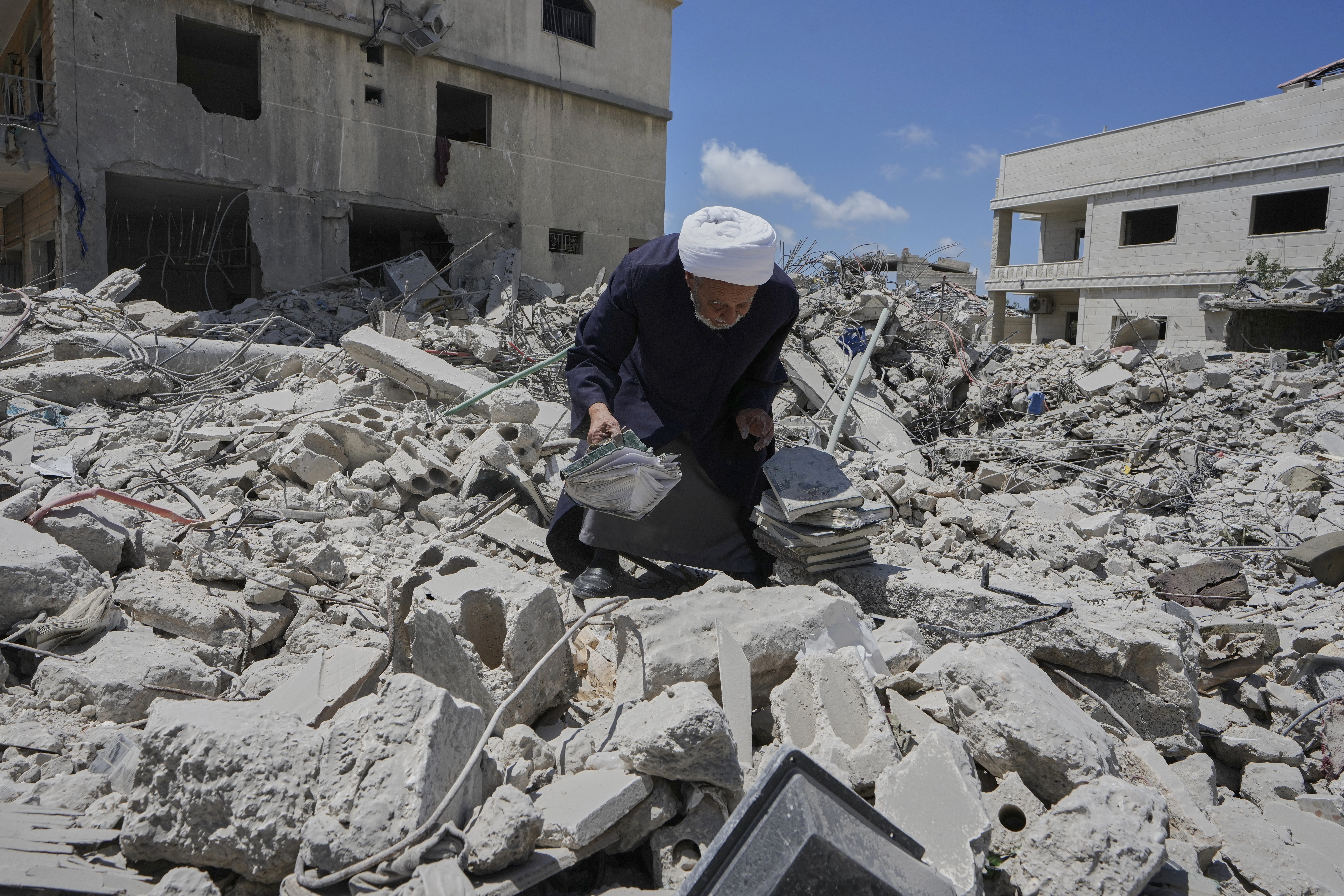 Families return to shattered towns as fragile ceasefire holds in Lebanon