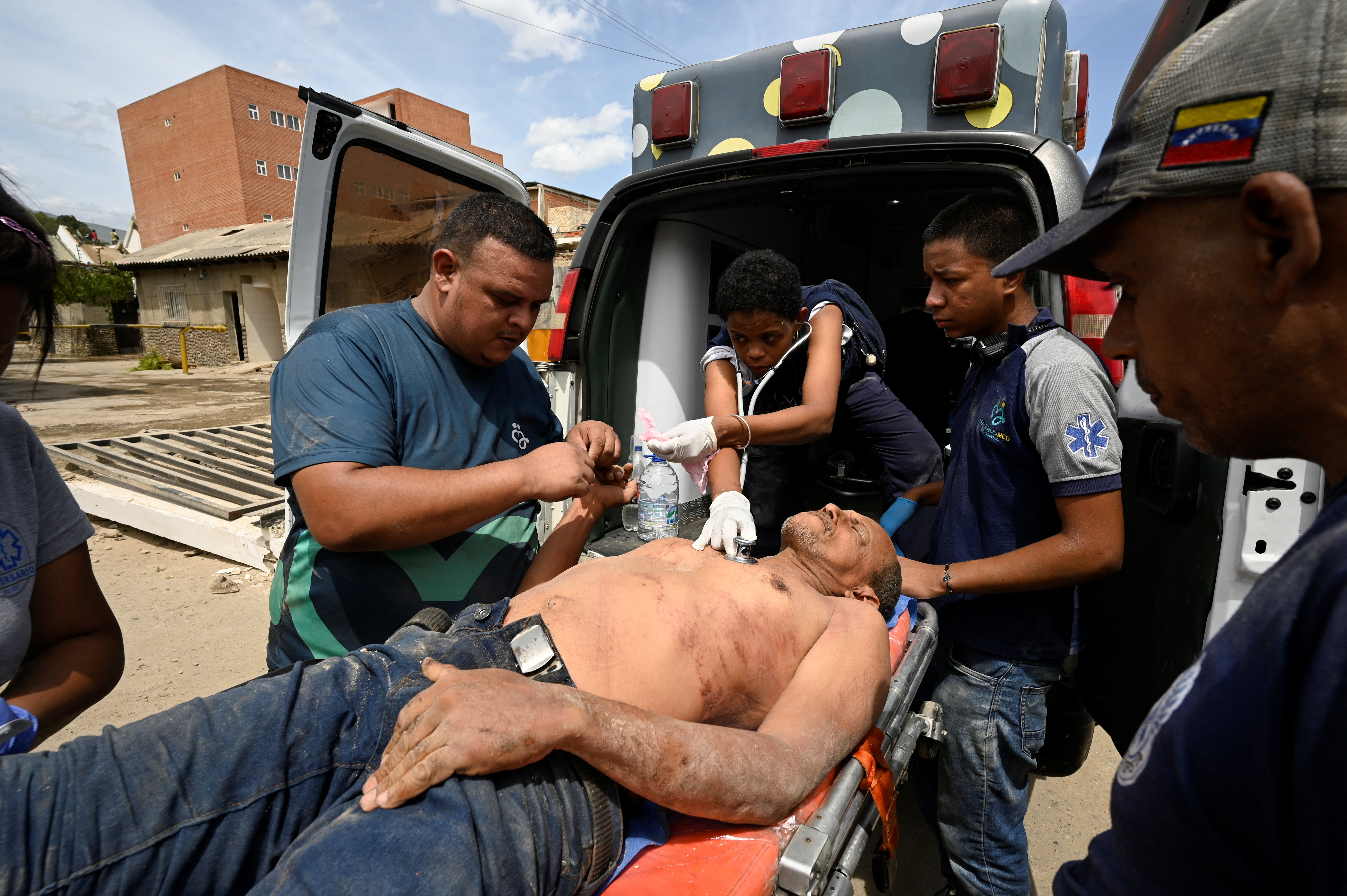 An injured man receives medical attention in the aftermath of earthquakes in La Guaira, Venezuela, June 25, 2026. REUTERS/Maxwell Briceno