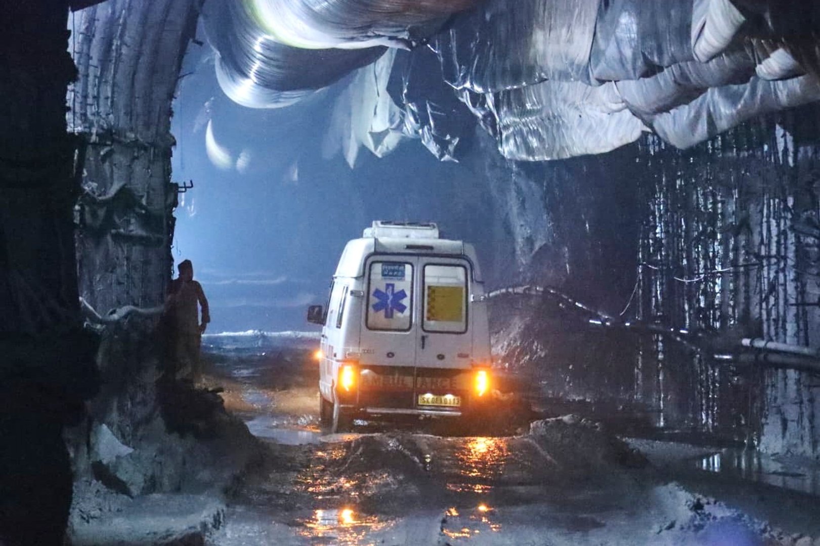tunnel collapse in India