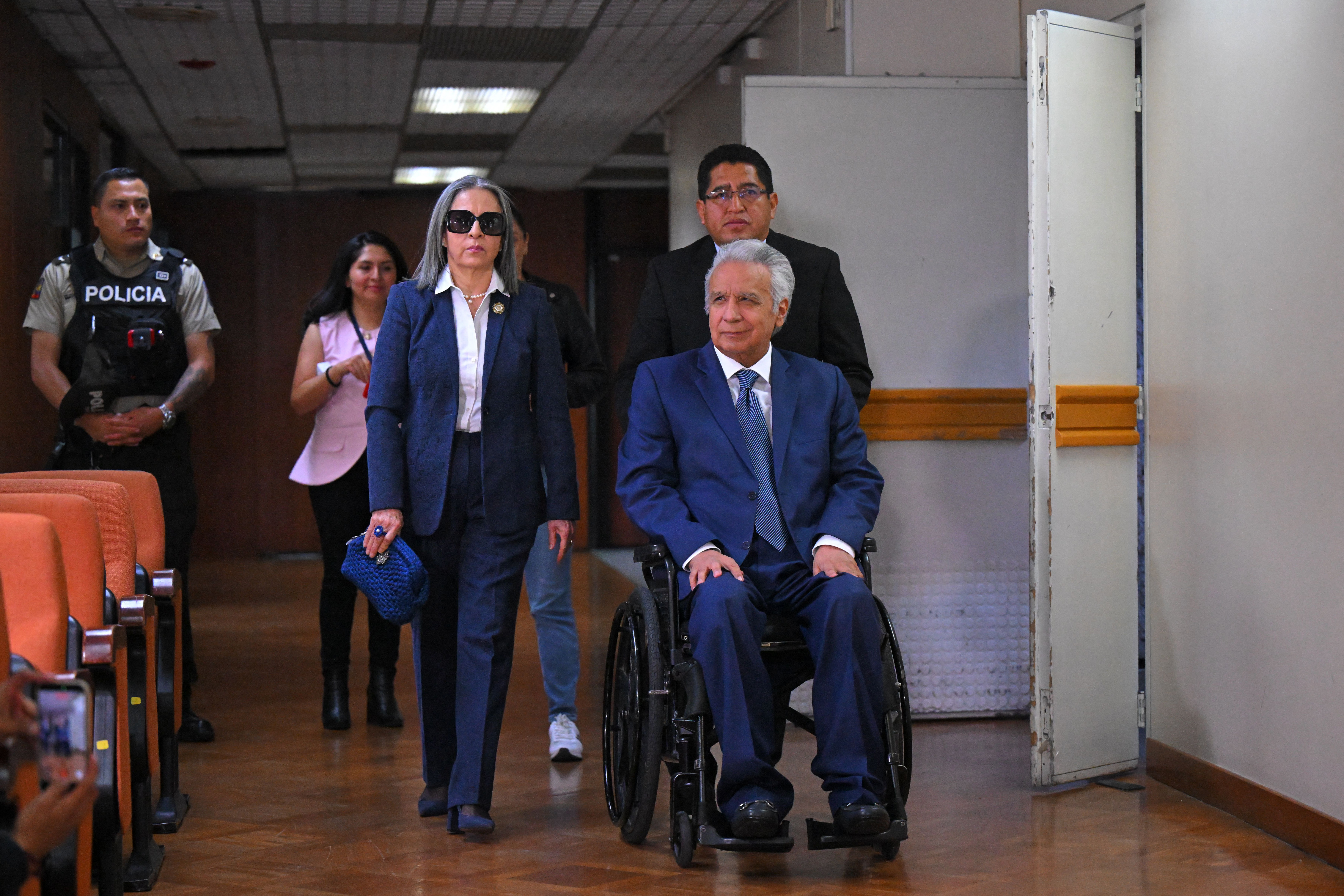 Ecuador's former President (2017-2021) Lenin Moreno (R) and his wife, Rocio Gonzalez Navas, arrive at the National Court in Quito on August 28, 2026, where Moreno is due to hear the verdict in his trial over alleged bribery.