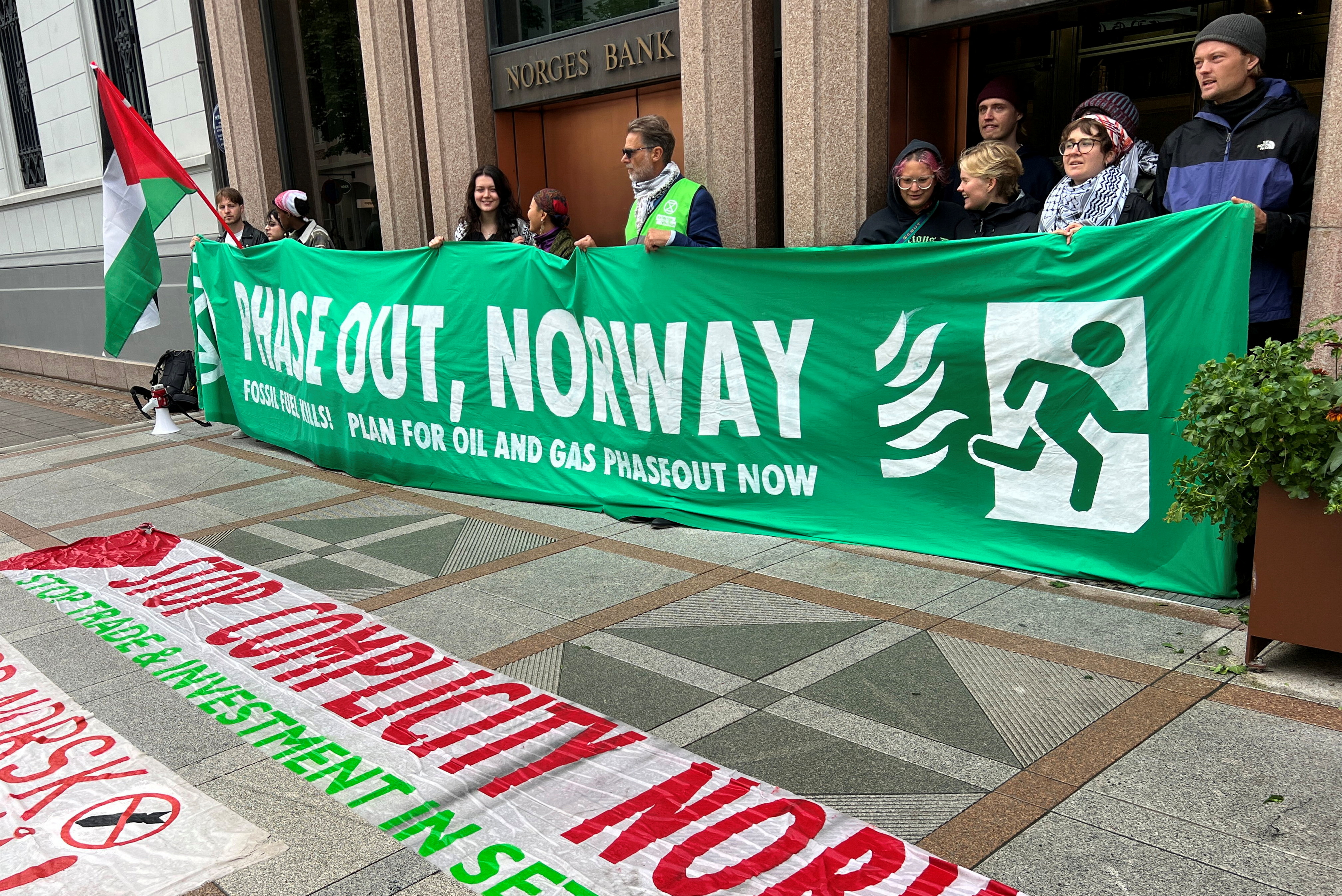 Pro-Palestinian and climate change activists block the entrances of the Norwegian central bank, which houses the offices of the sovereign wealth fund, in Oslo, Norway, August 22, 2025. REUTERS/Gwladys Fouche